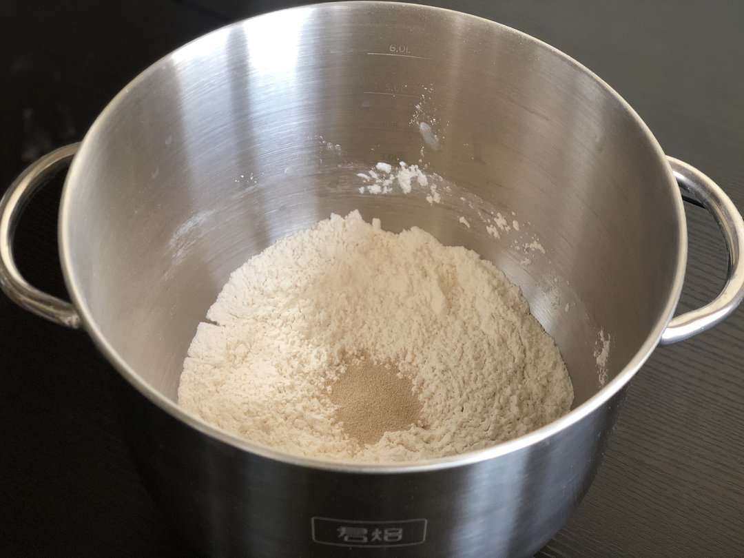 ✅这个面包是大量消耗淡奶油的，吃起来奶香味儿特别足，面包超级
