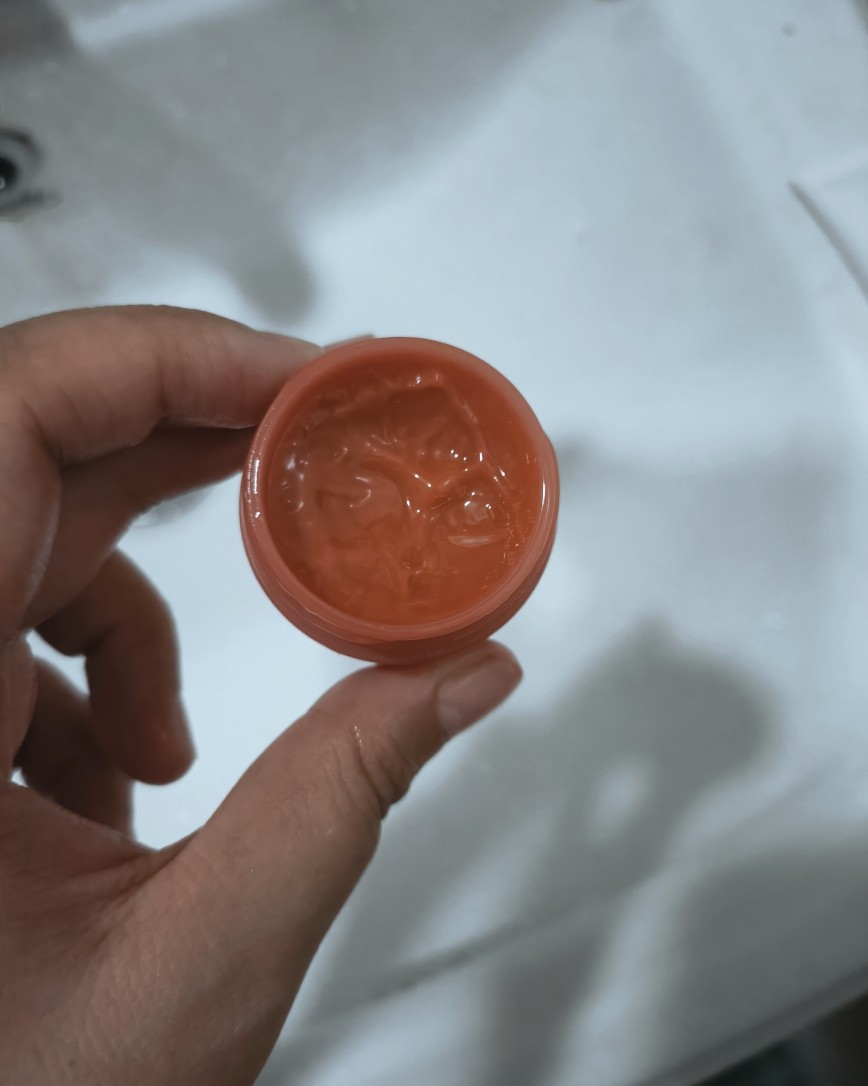 想知道唇部保持娇嫩的秘密吗，想知道怎么涂唇膏不卡吗，诀窍就是