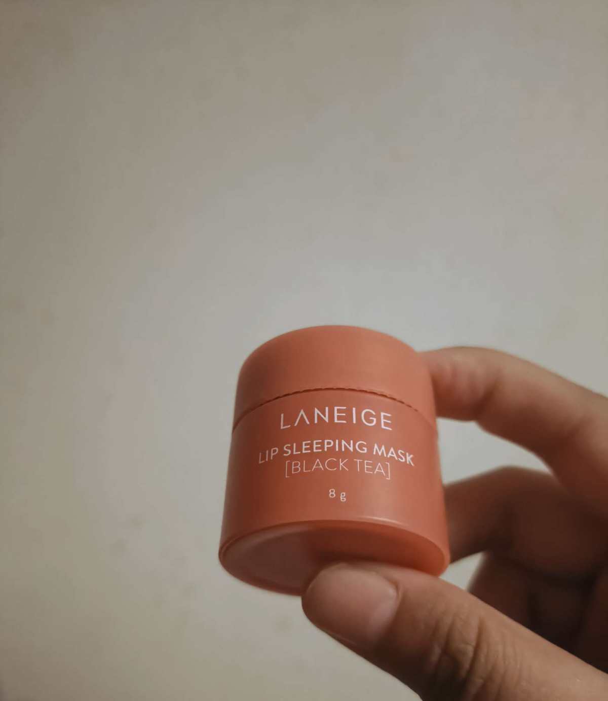 想知道唇部保持娇嫩的秘密吗，想知道怎么涂唇膏不卡吗，诀窍就是