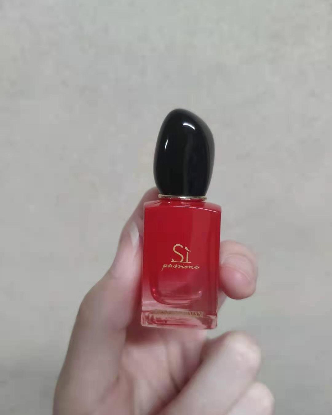💕阿玛尼红si香水是一款以优雅、性感和大胆的香气给一个自信