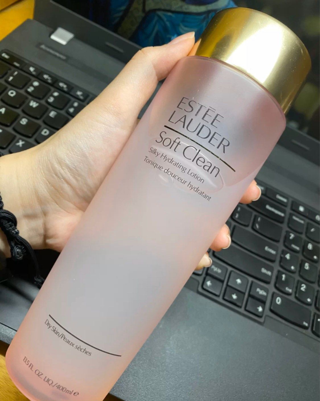 雅诗兰黛粉水瓶身是磨砂般的质感，简约的粉色调也十分的少女心 