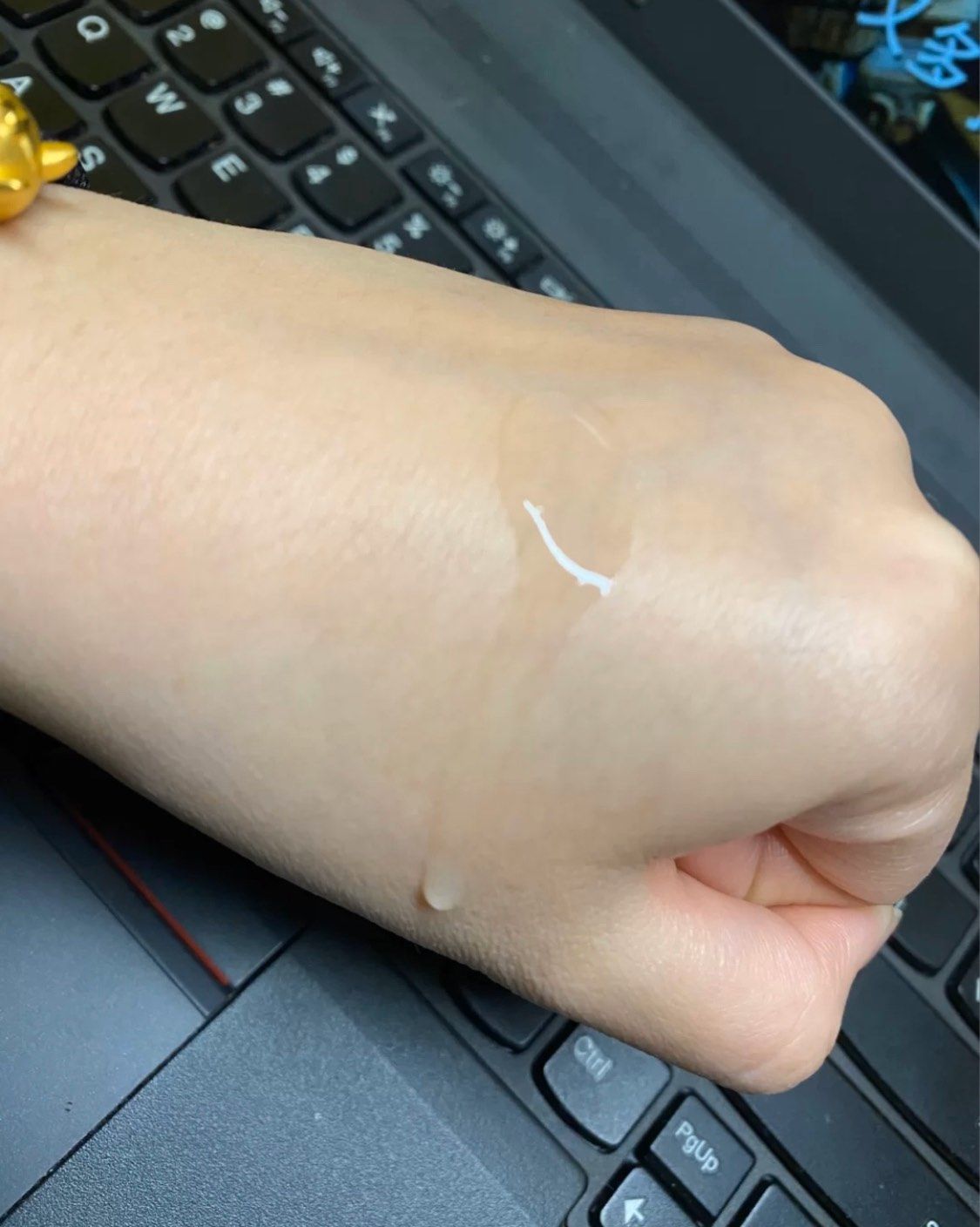 雅诗兰黛粉水瓶身是磨砂般的质感，简约的粉色调也十分的少女心 