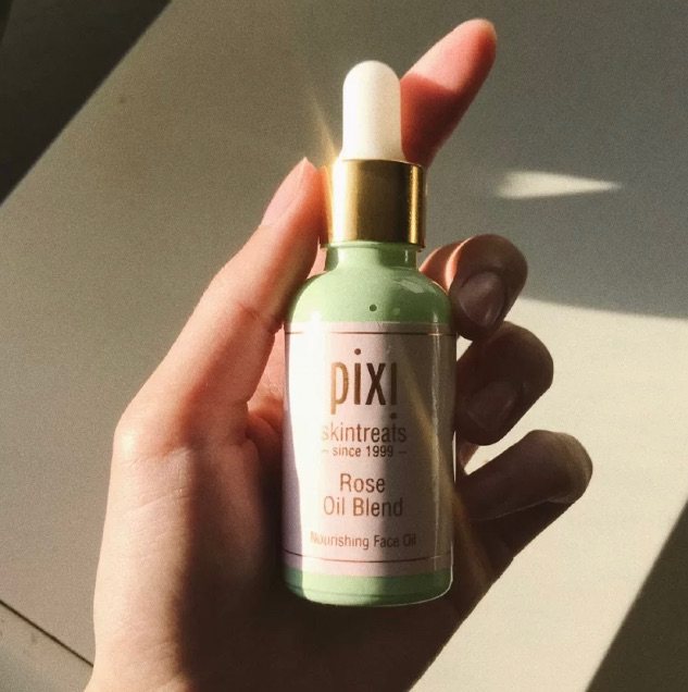 🌹来自pixi的玫瑰保湿精油，玫瑰的香味比较浓郁，还是不错