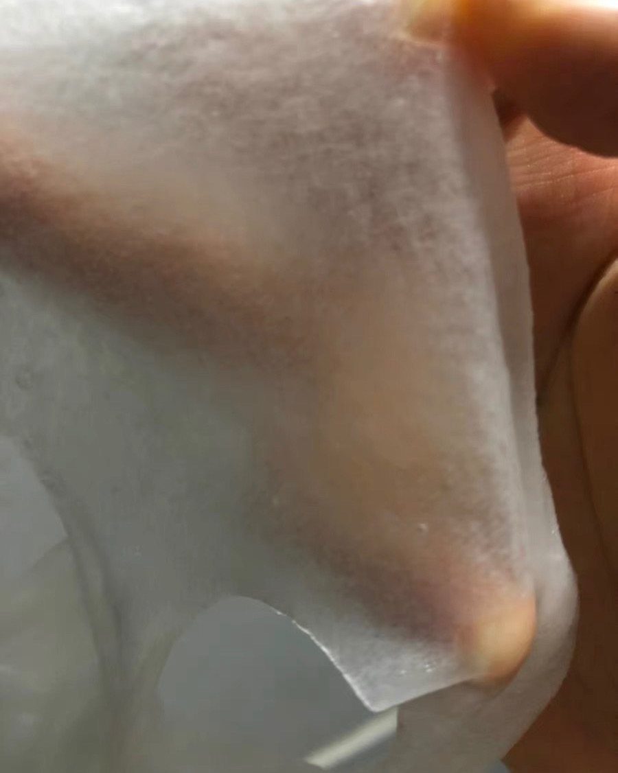 薇诺娜面膜，是添加了高浓度耳洞透明质酸，深润保湿；击溃刺、干
