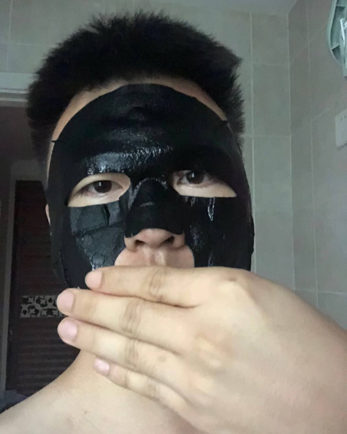 恢复面膜第三天～今天如约上脸。  虽然漏出了嘴，但是因为面膜