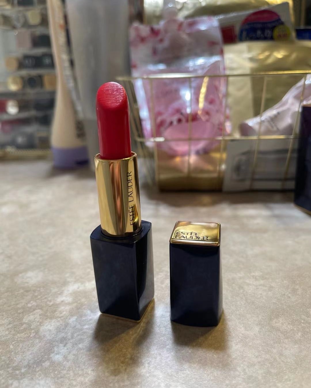 💄雅诗兰黛这个牌子就不用多说了吧！  💄口红放在手上很有