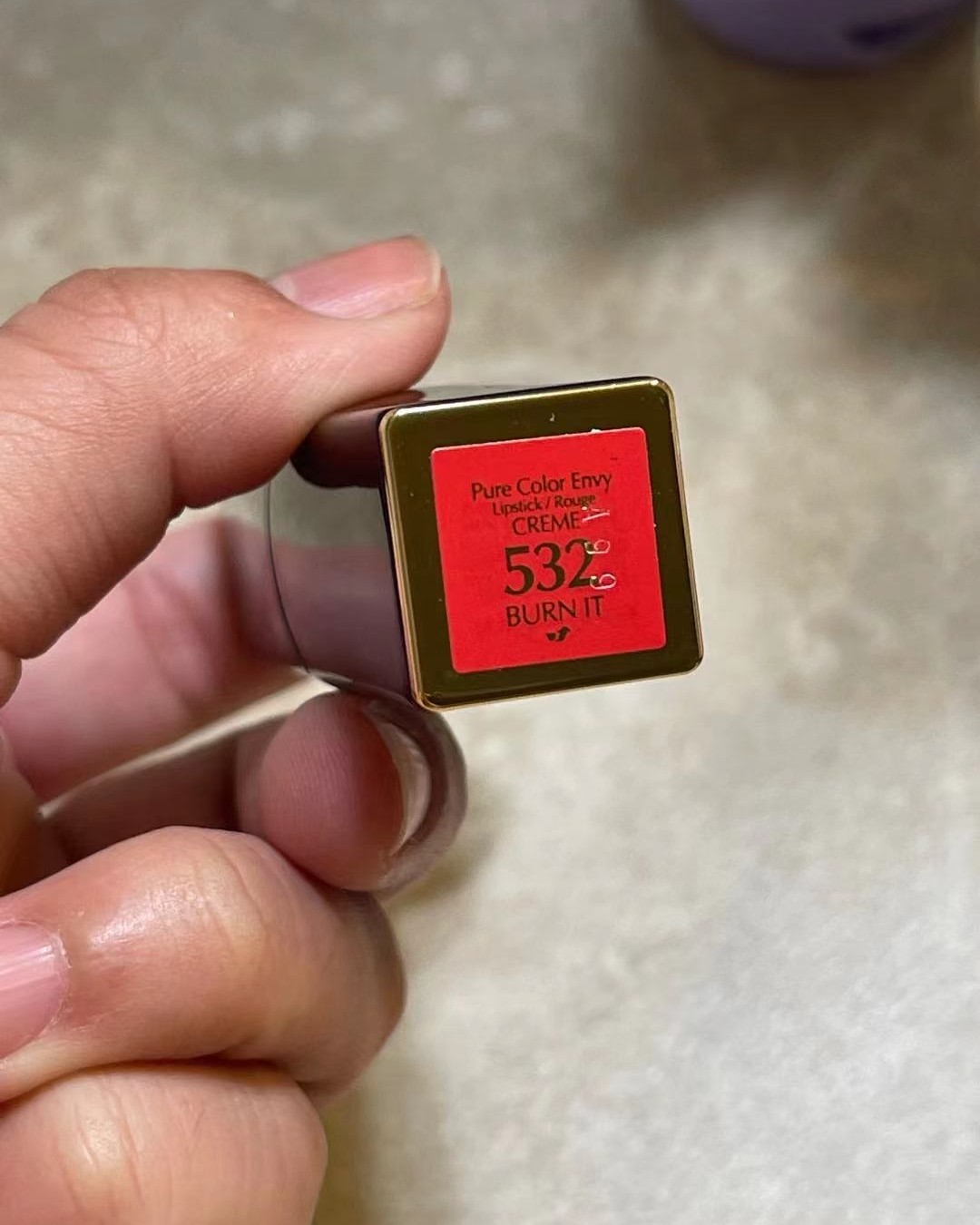 💄雅诗兰黛这个牌子就不用多说了吧！  💄口红放在手上很有