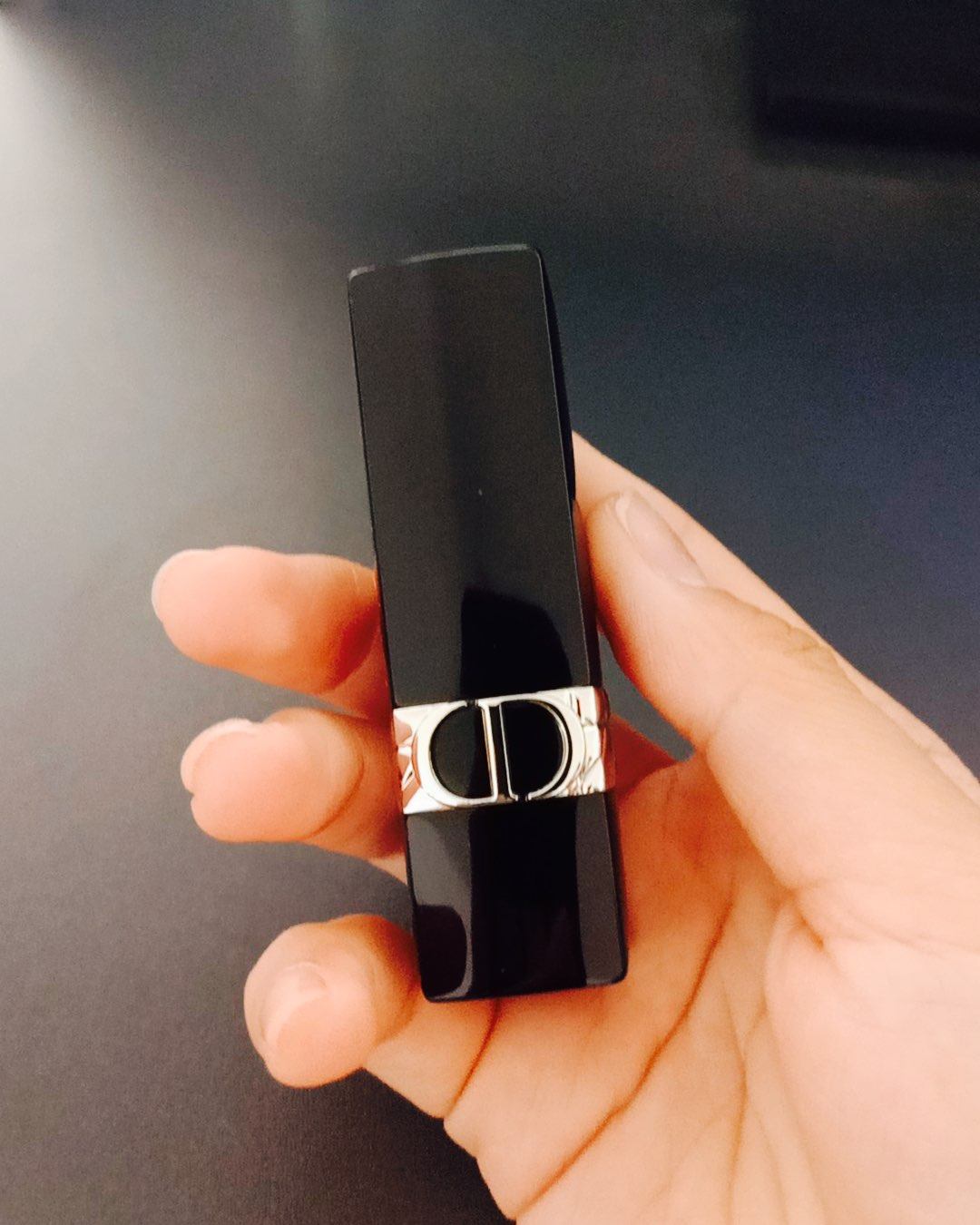 前不久迪奥推出了全新的烈焰蓝金唇膏，每次迪奥的新品上市都很火