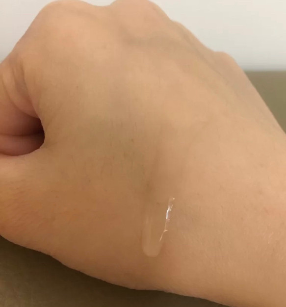 ⤵️这款精华也是我最早入手的他们家的产品之一，当时皮肤还比较