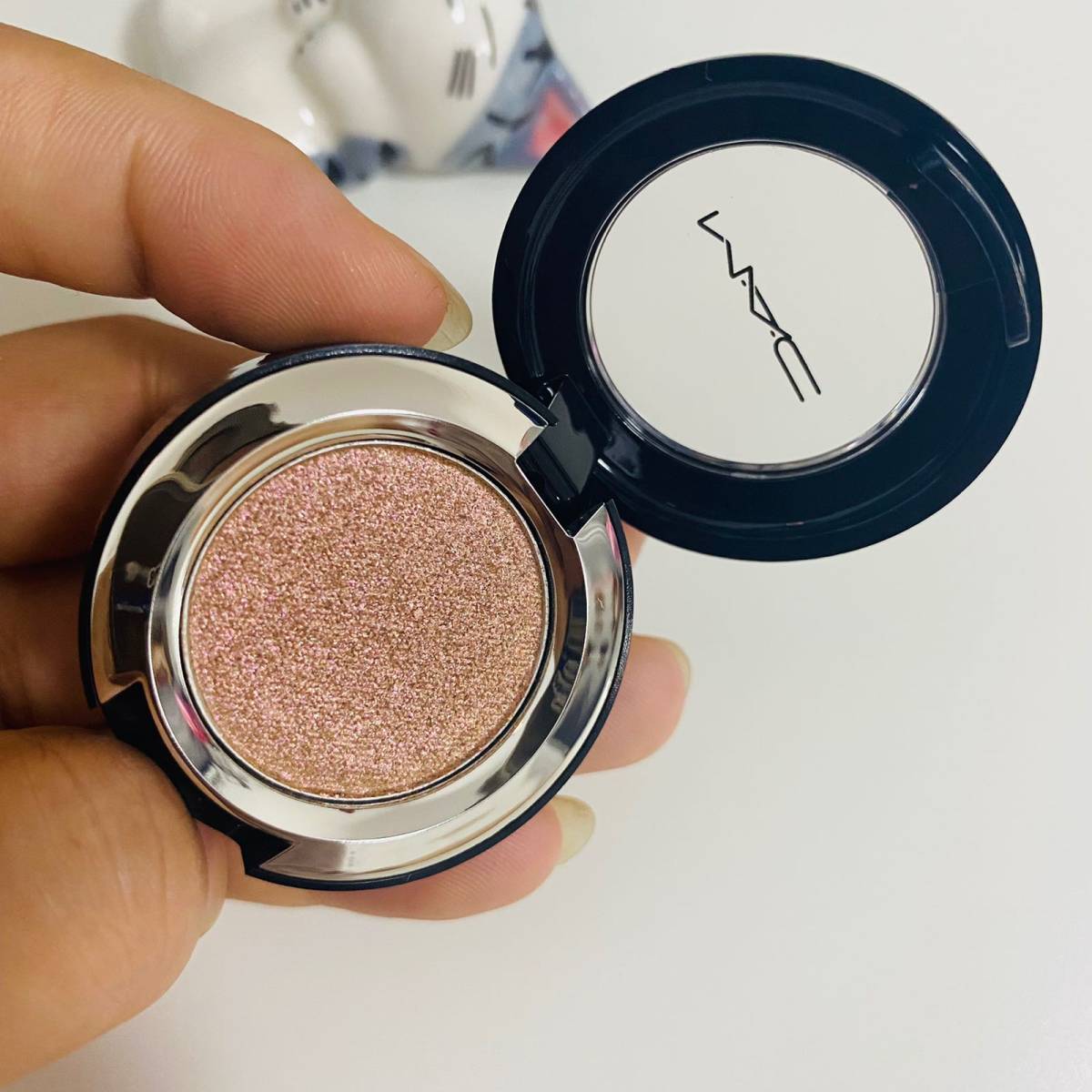 Mac积分兑换的正装单色眼影，期待值还蛮高的，乍一看是小仙女