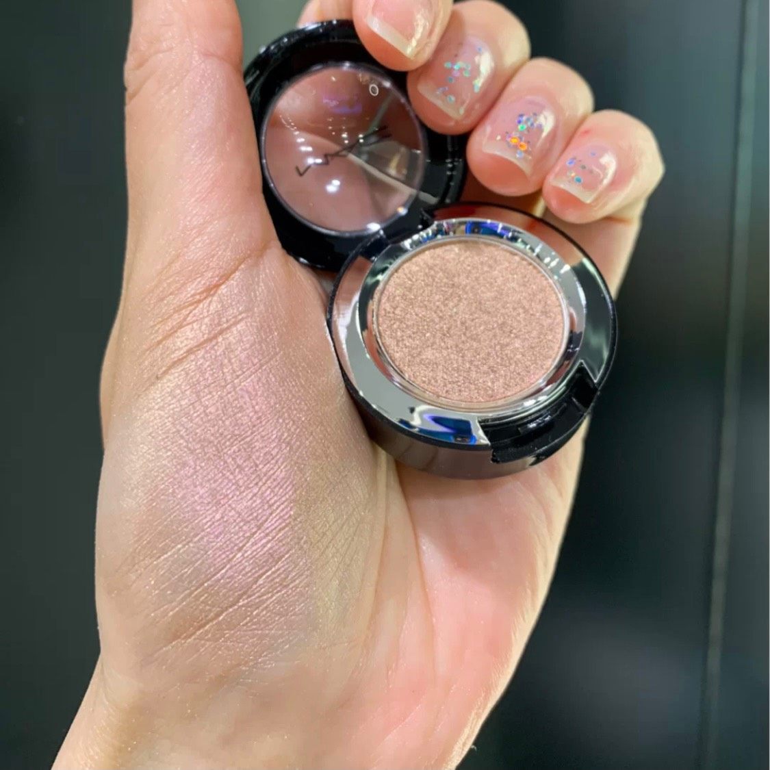 Mac积分兑换的正装单色眼影，期待值还蛮高的，乍一看是小仙女