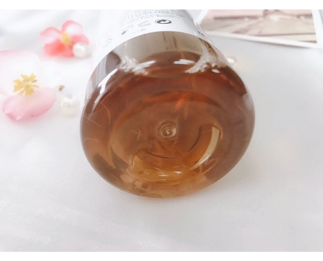 🌸据说科颜氏每一瓶金盏花爽肤水中的金盏花瓣源自鲜花，其采摘