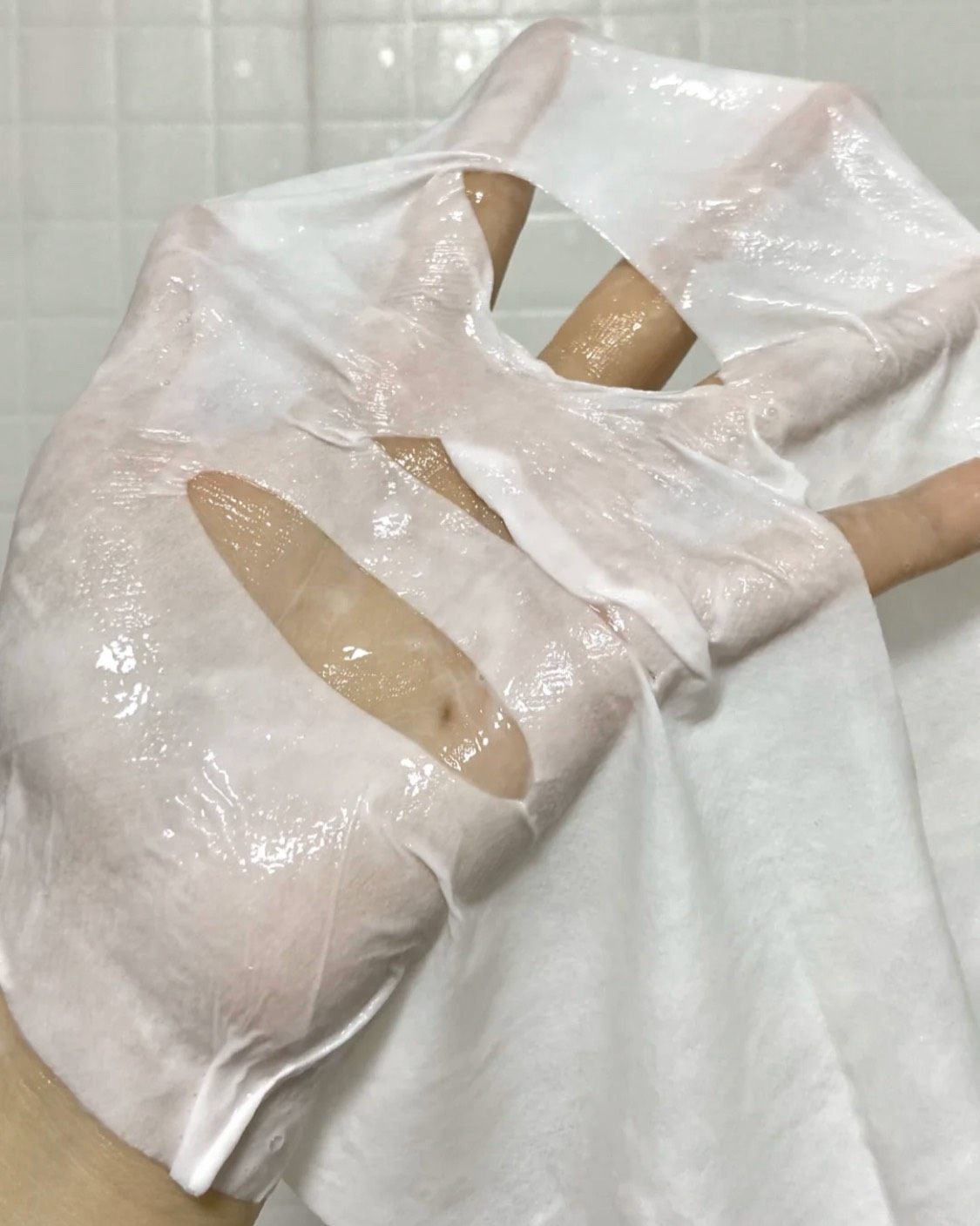 上年纪之后，皮肤新陈变慢，也更加容易产生黑。再加上熬夜啊、暴