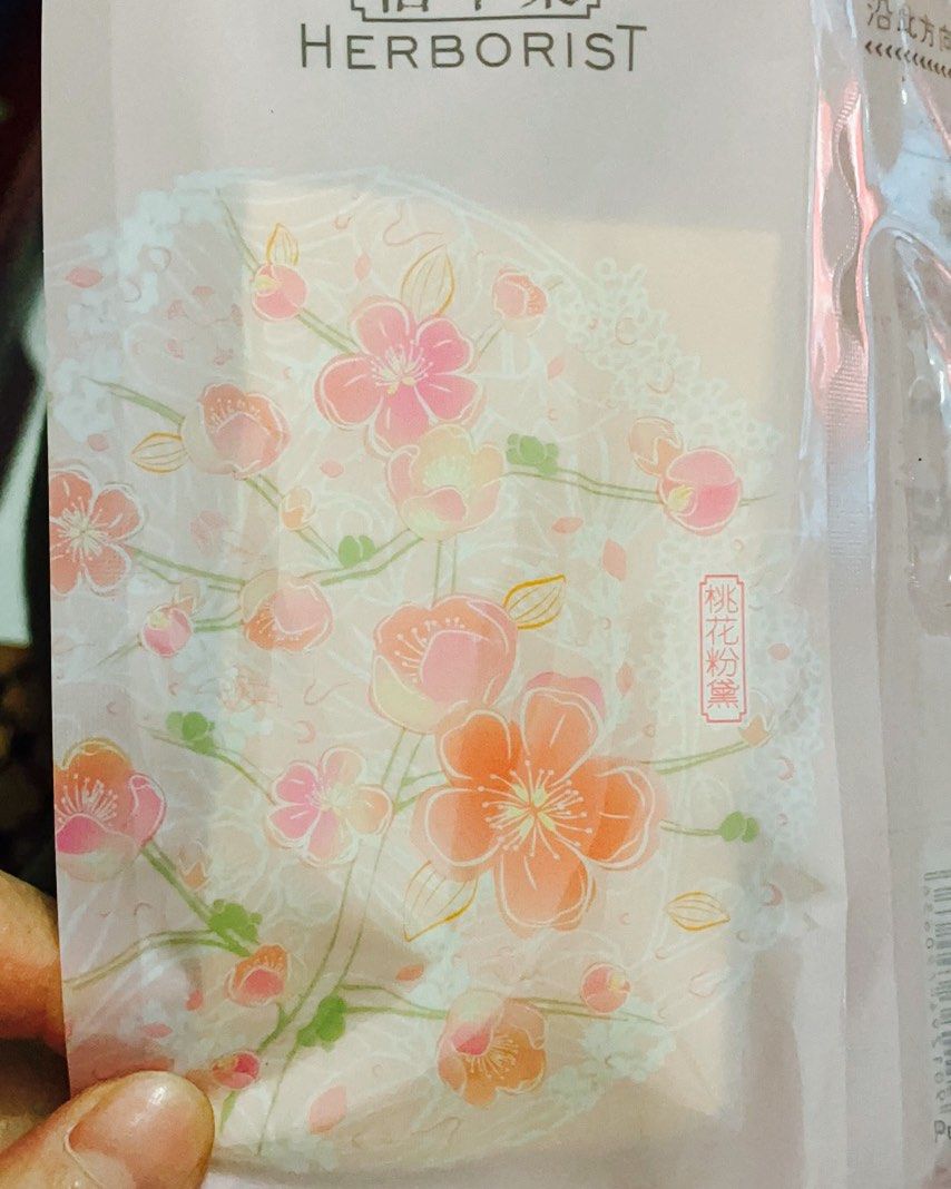 佰草集桃花鲜注面膜 这款面膜是我在淘宝U先试用里面买回来的，