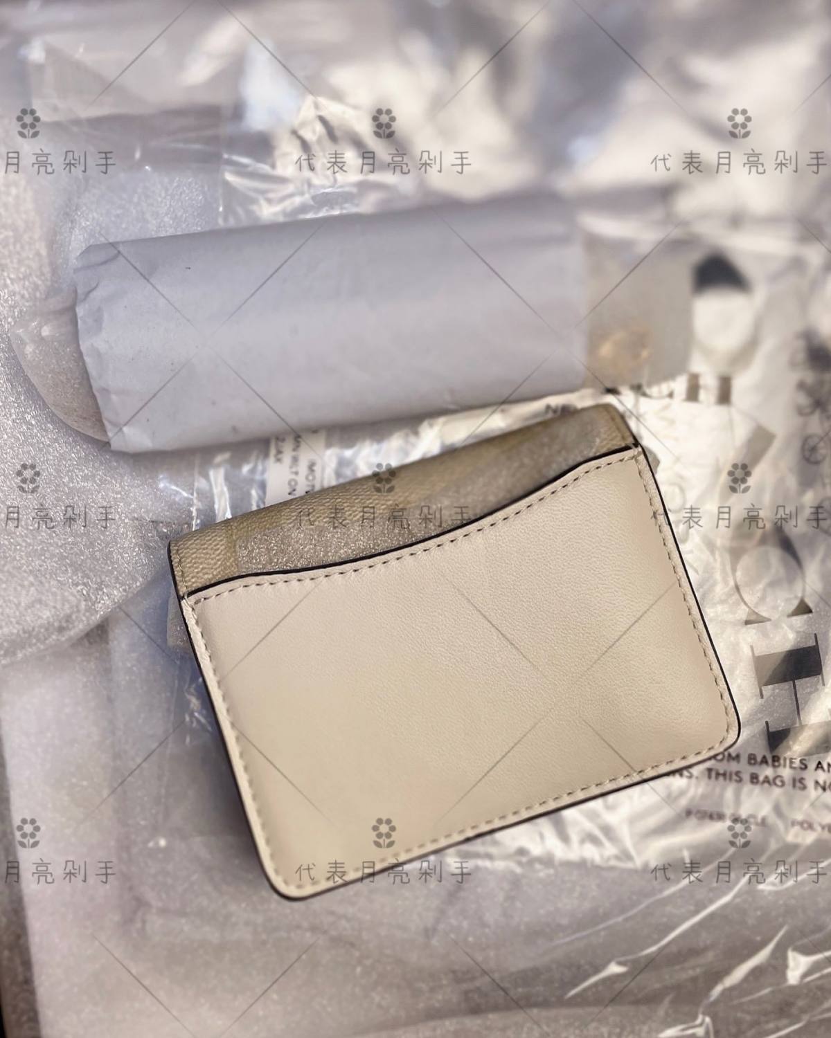 🔥小雏菊系列的人气产品，非常精致的一款两用钱包，目前这个款