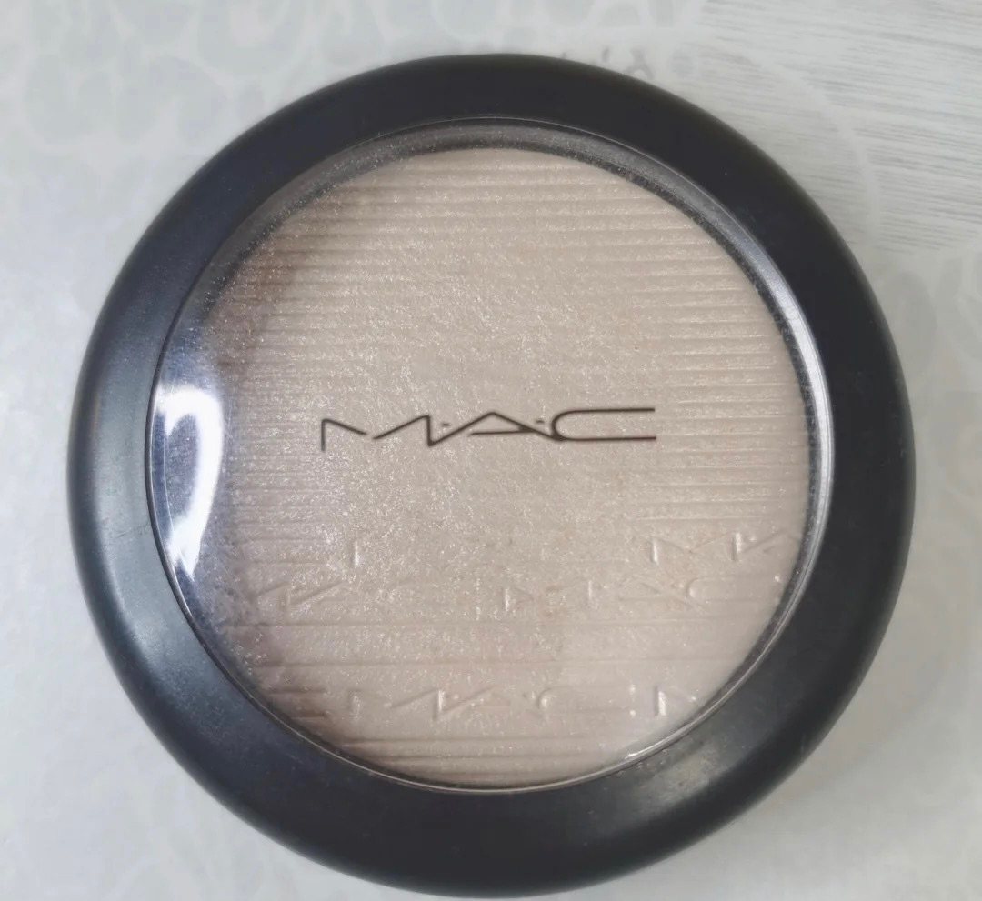 mac生姜高光是珠光质地的，使用后肌肤会有闪闪的发光点，轻松