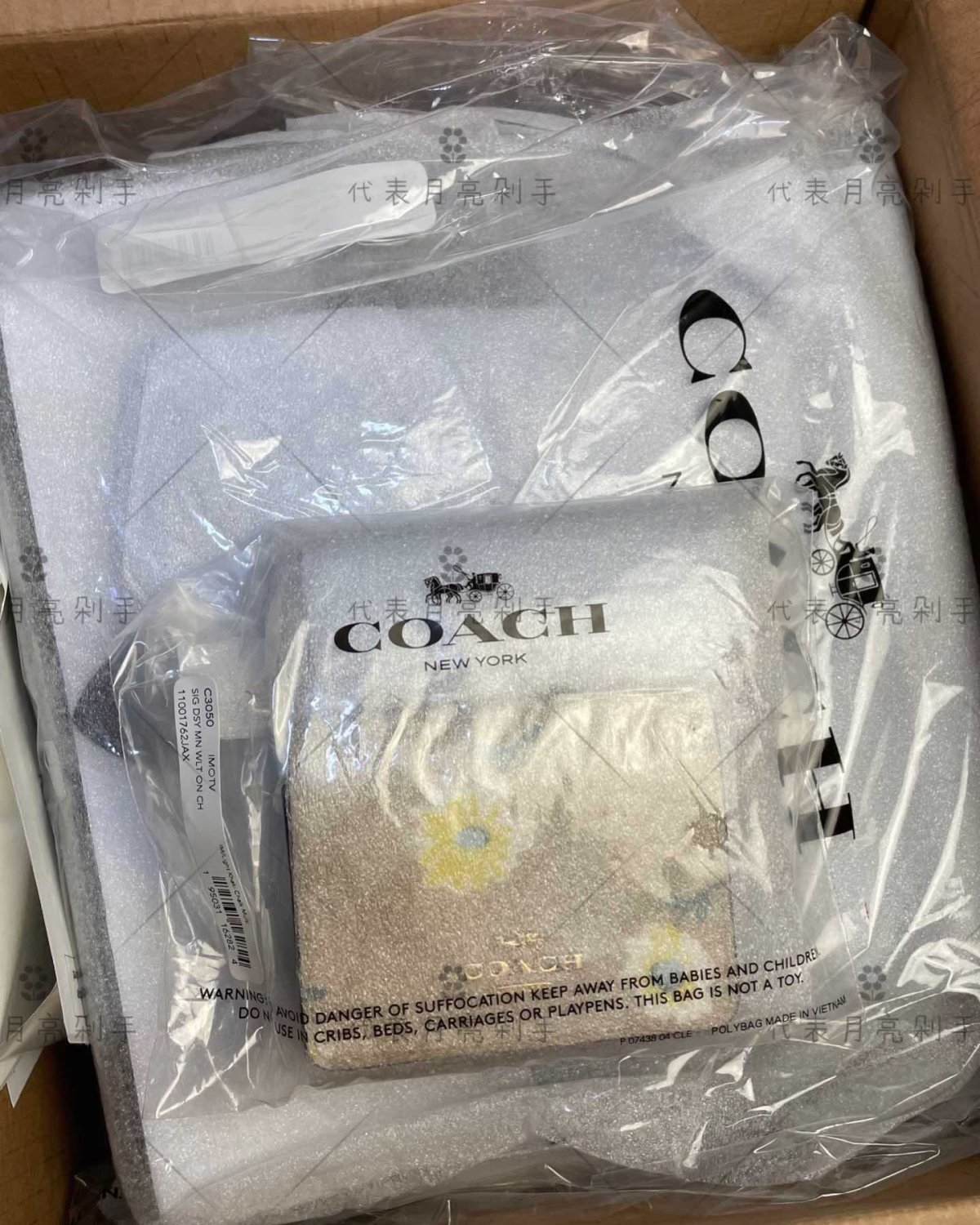 🔥小雏菊系列的人气产品，非常精致的一款两用钱包，目前这个款