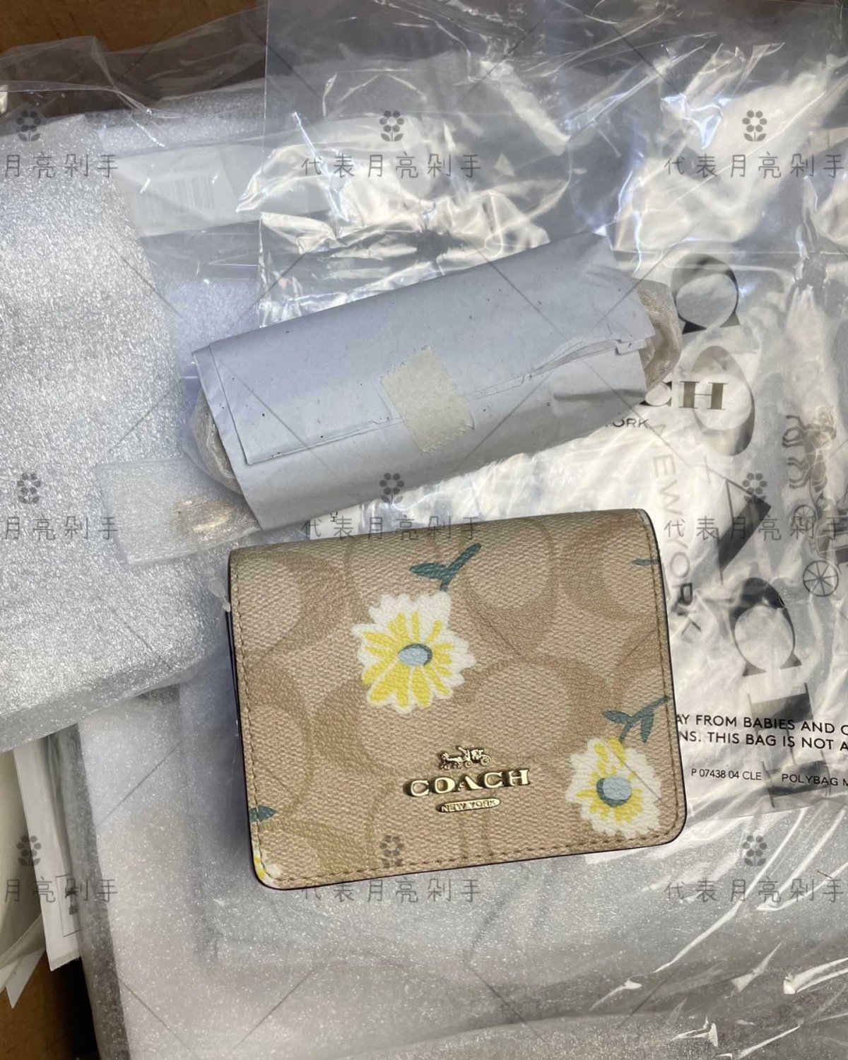 🔥小雏菊系列的人气产品，非常精致的一款两用钱包，目前这个款