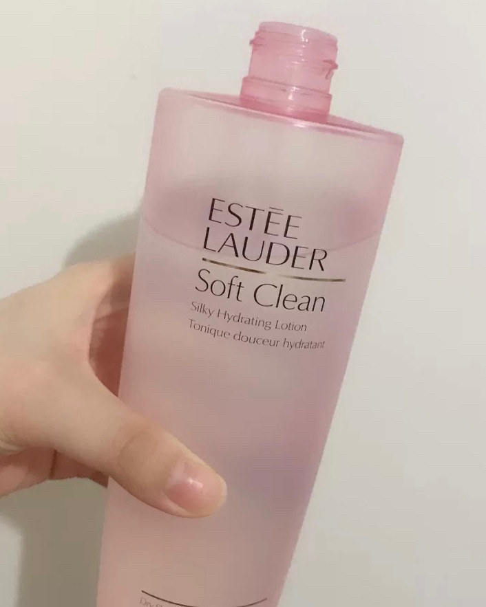 雅诗兰黛粉水适合干性皮肤。雅诗兰黛粉水具有超强的补水能力，干