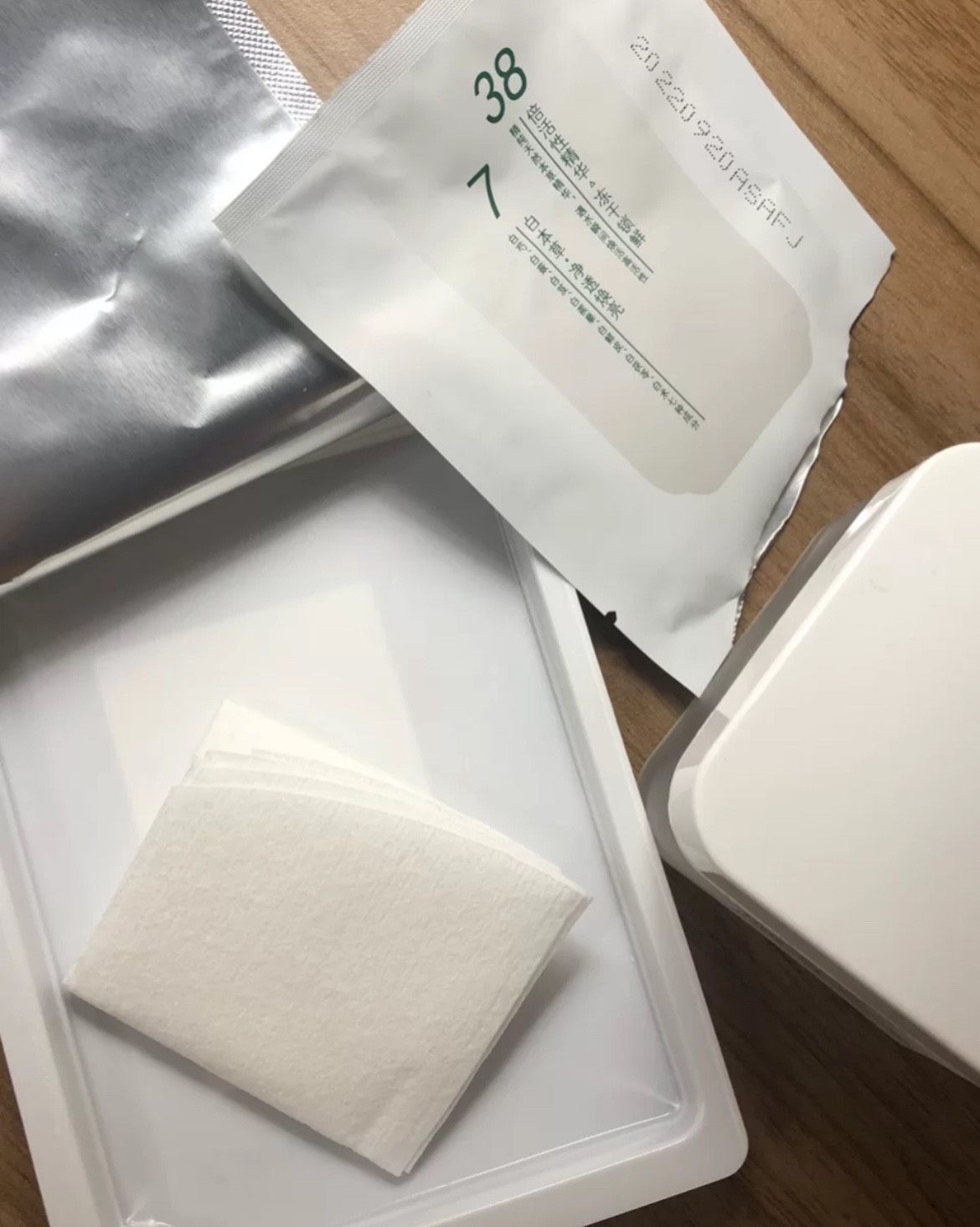 佰草集新七白冻干精华面膜 这款面膜超级温和，用完感觉整个面部