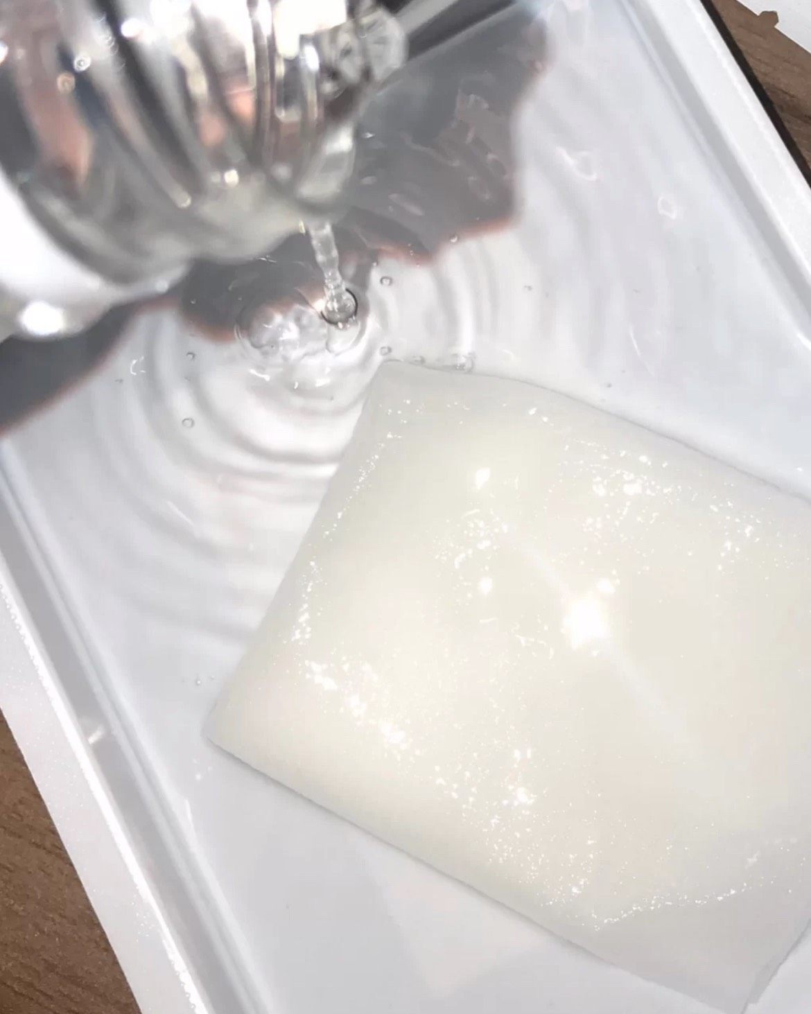 佰草集新七白冻干精华面膜 这款面膜超级温和，用完感觉整个面部