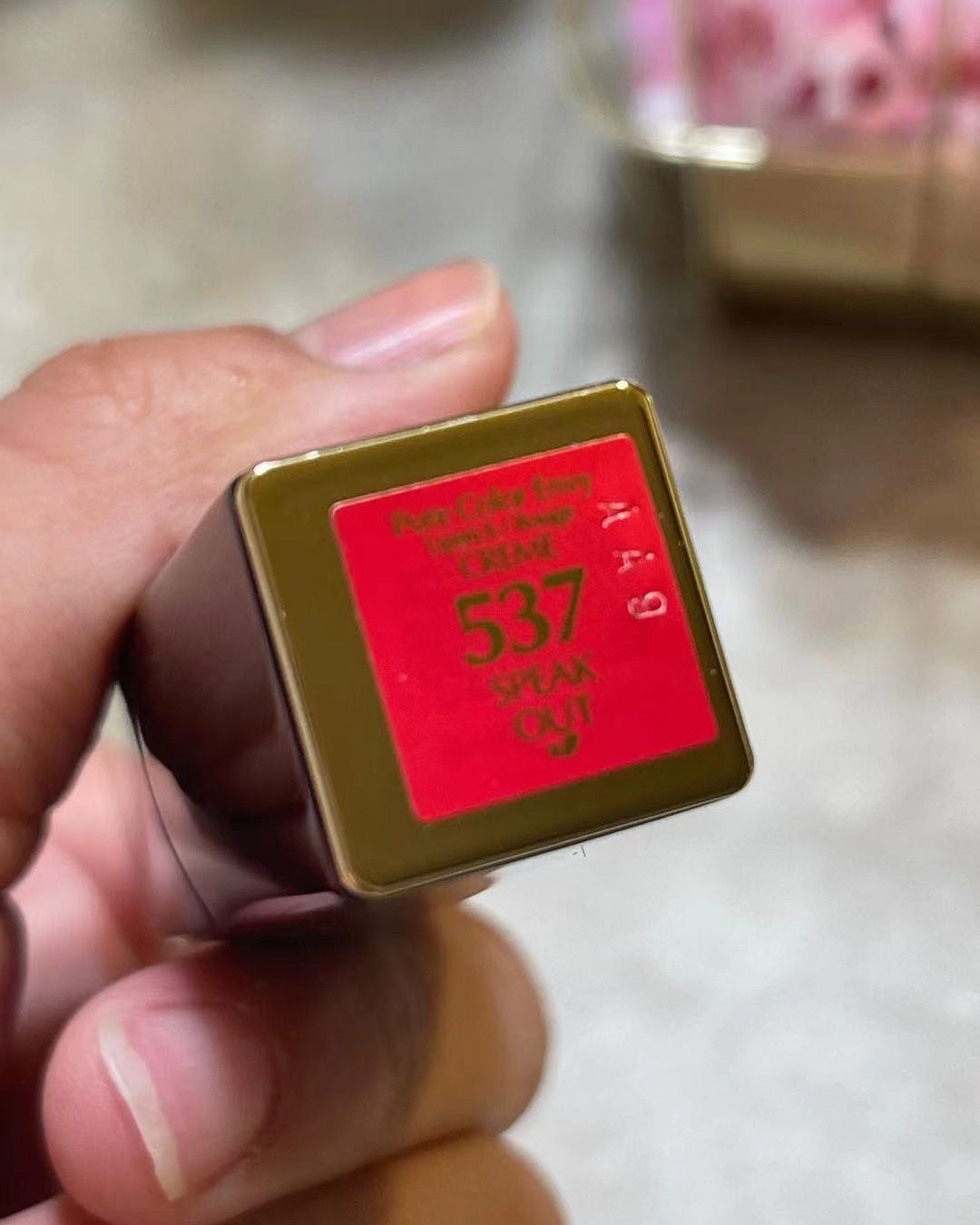 雅诗兰黛作为全球最大的护肤品、化妆品和香水公司之一，它的口红