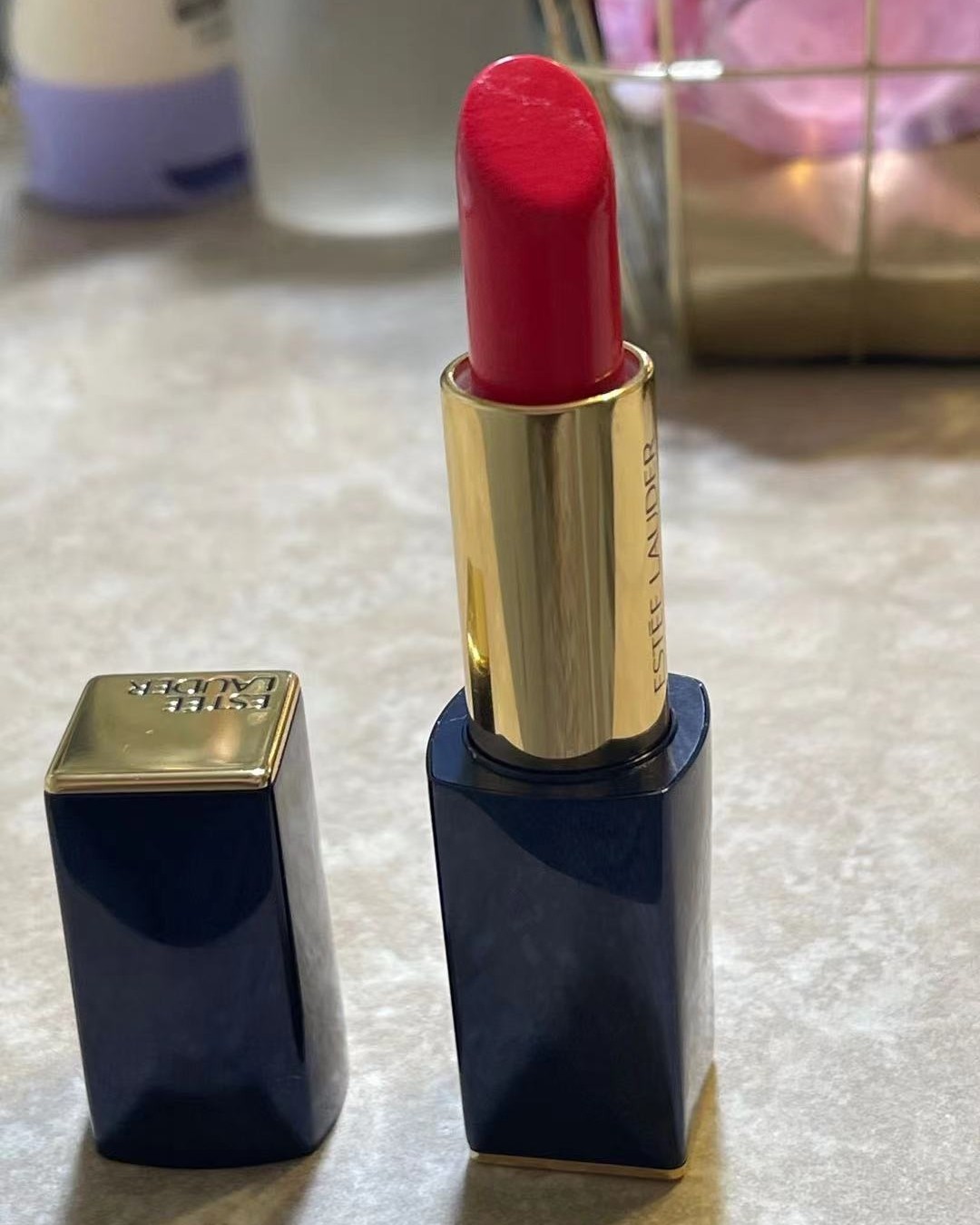 雅诗兰黛作为全球最大的护肤品、化妆品和香水公司之一，它的口红