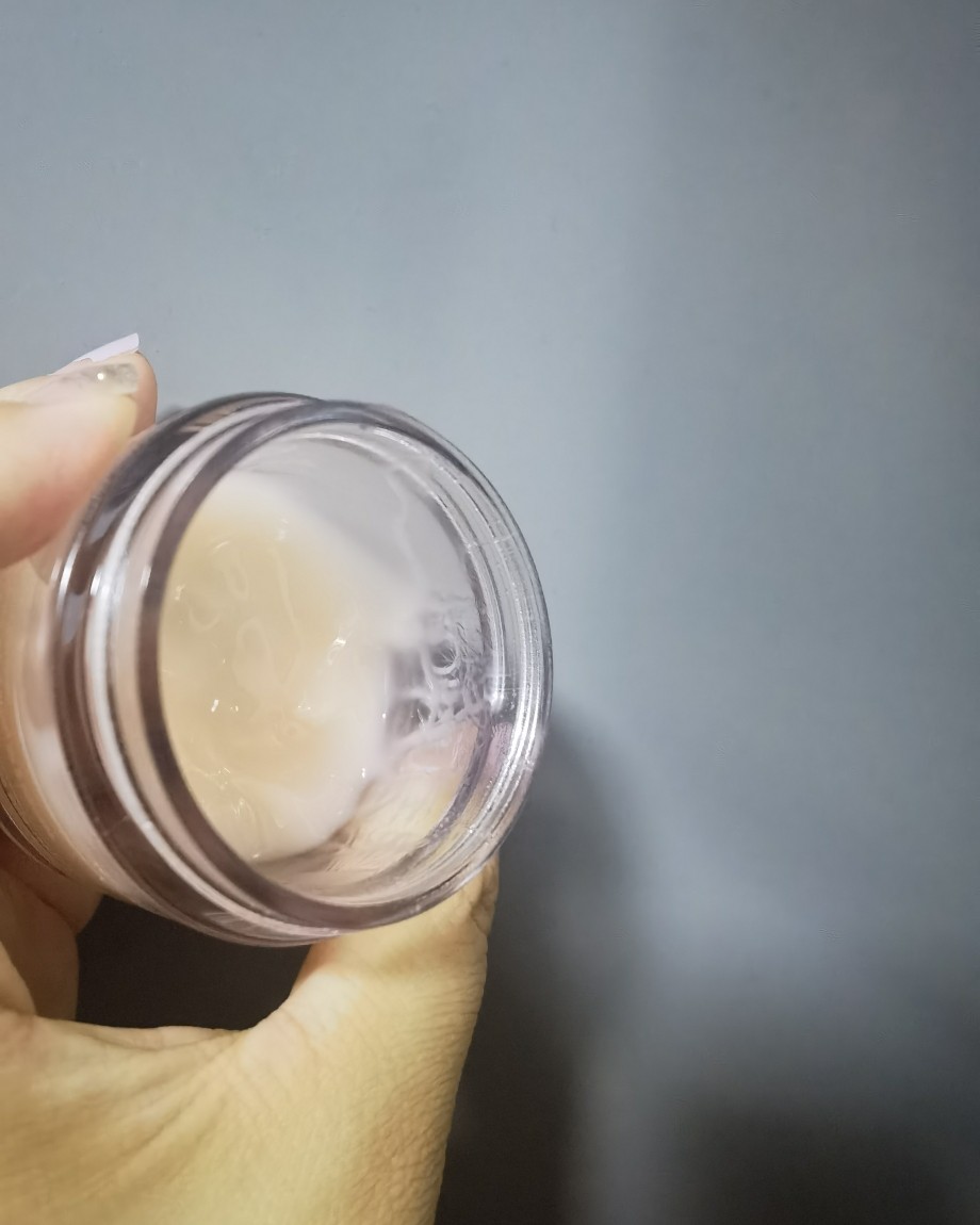 倩碧水磁场面霜分为滋润版和清爽版两个版本。 本人油皮入了清爽