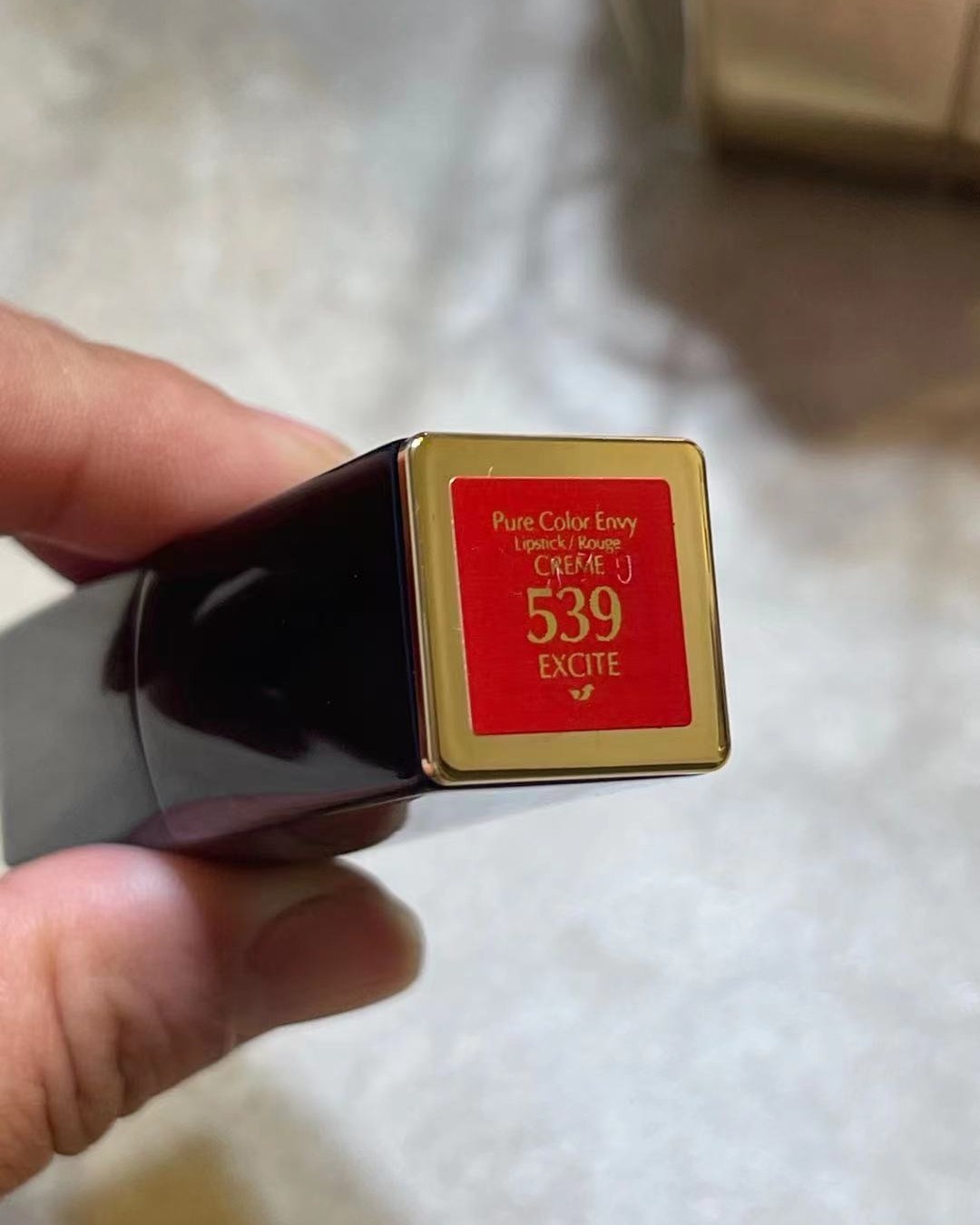 心血来潮又入手一支雅诗兰黛口红539色号，擦上有点姨妈色，挺