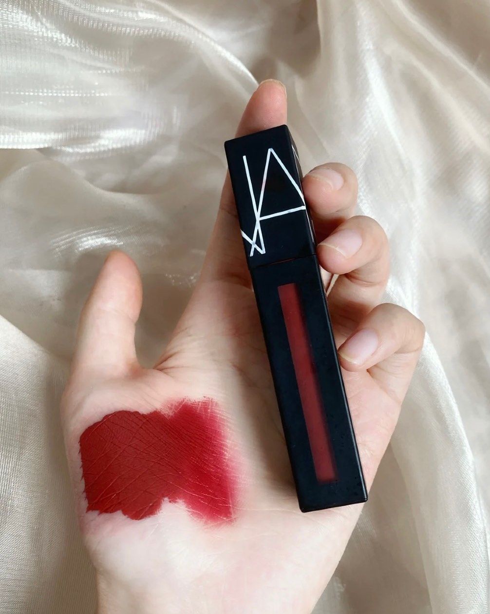 心血来潮本想着买NARS的新品空气唇釉，之前**心的时候没下