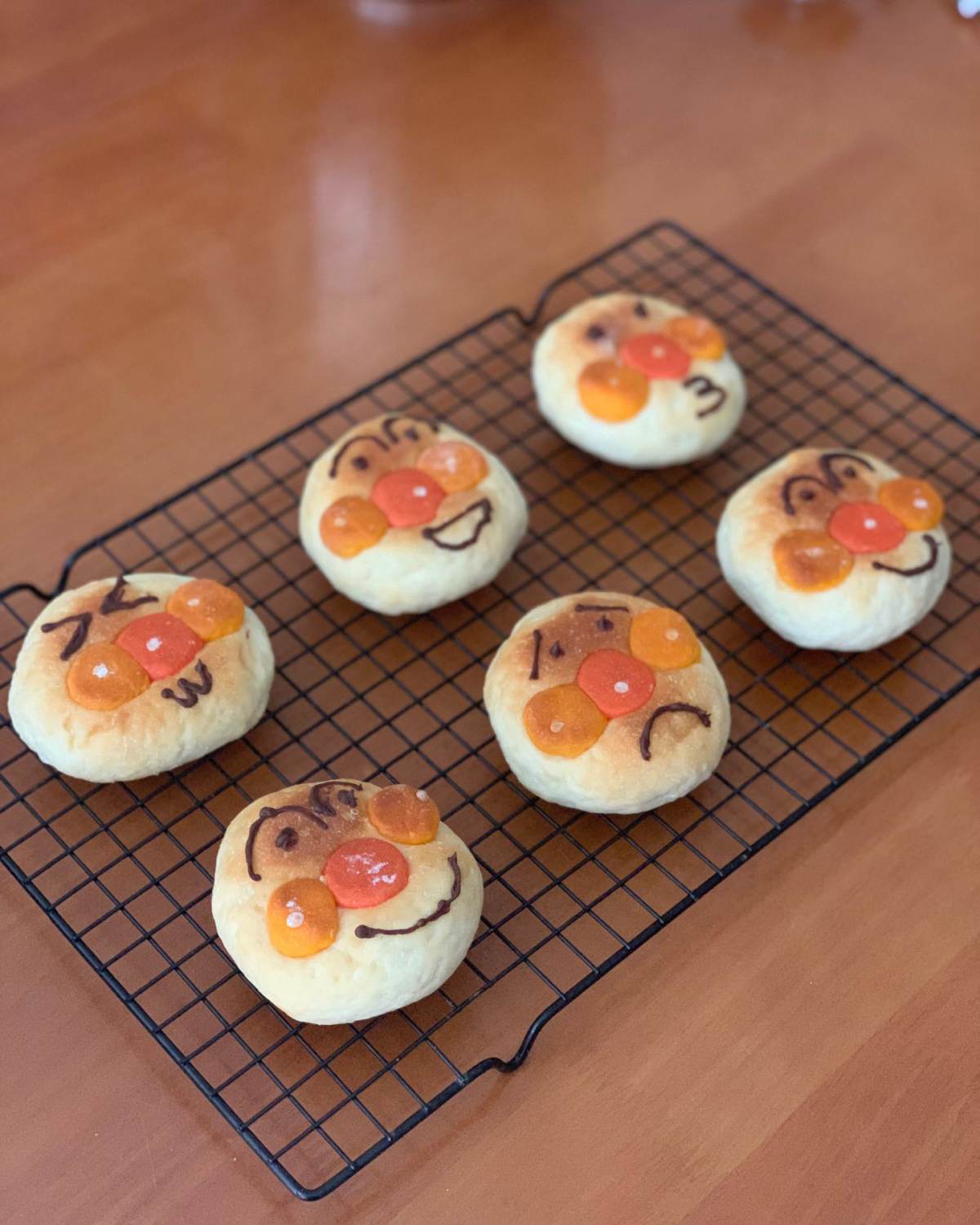 超级可爱的面包超人，内里是豆沙馅～ 本来想做冰面包，但是不小