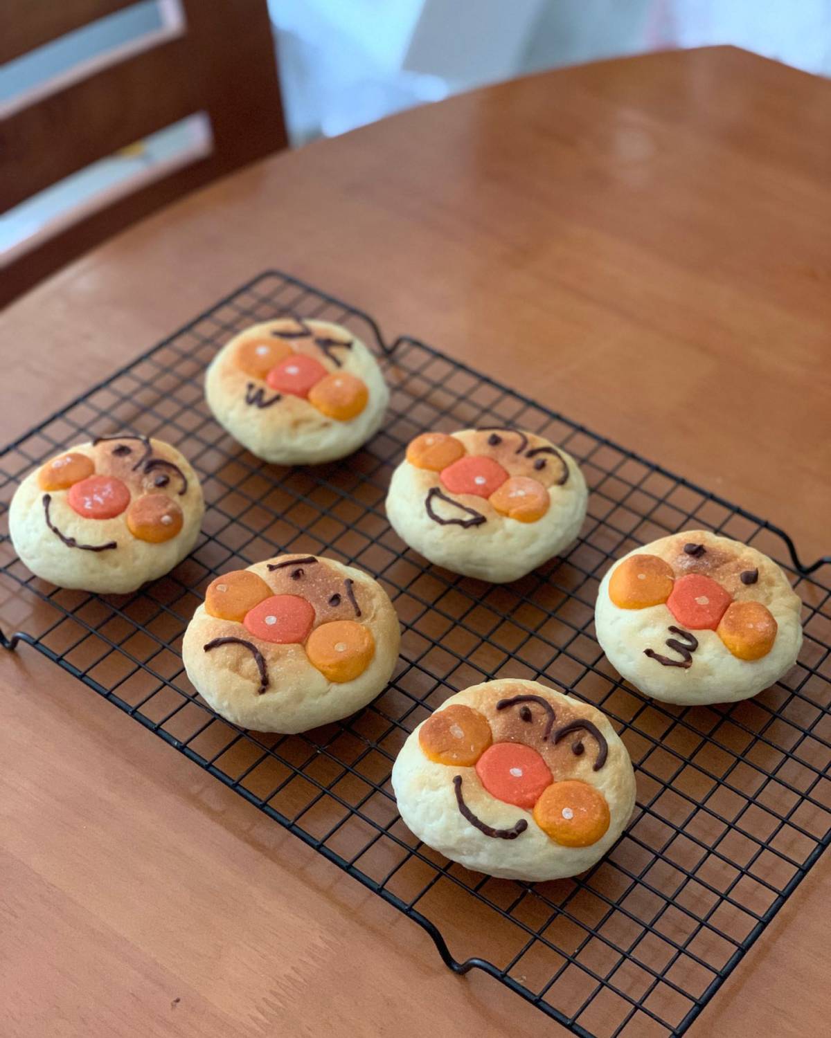 超级可爱的面包超人，内里是豆沙馅～ 本来想做冰面包，但是不小