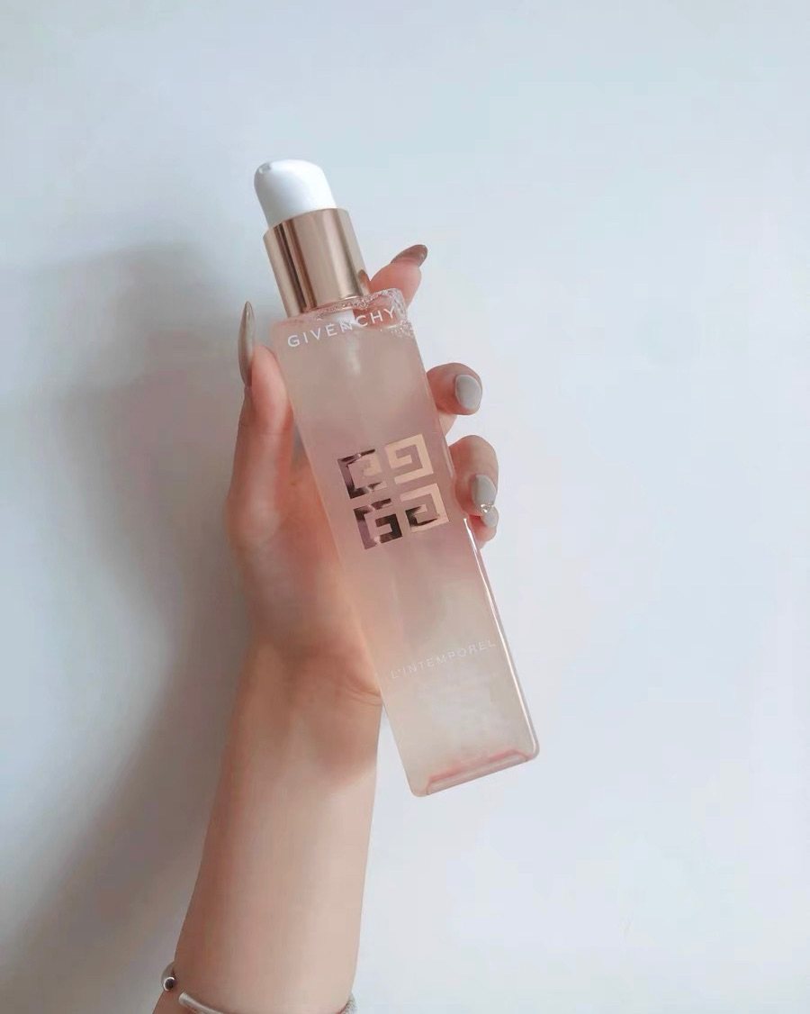纪梵希时光**修复美容液  产品介绍：轻盈质感丰沛补水：细腻