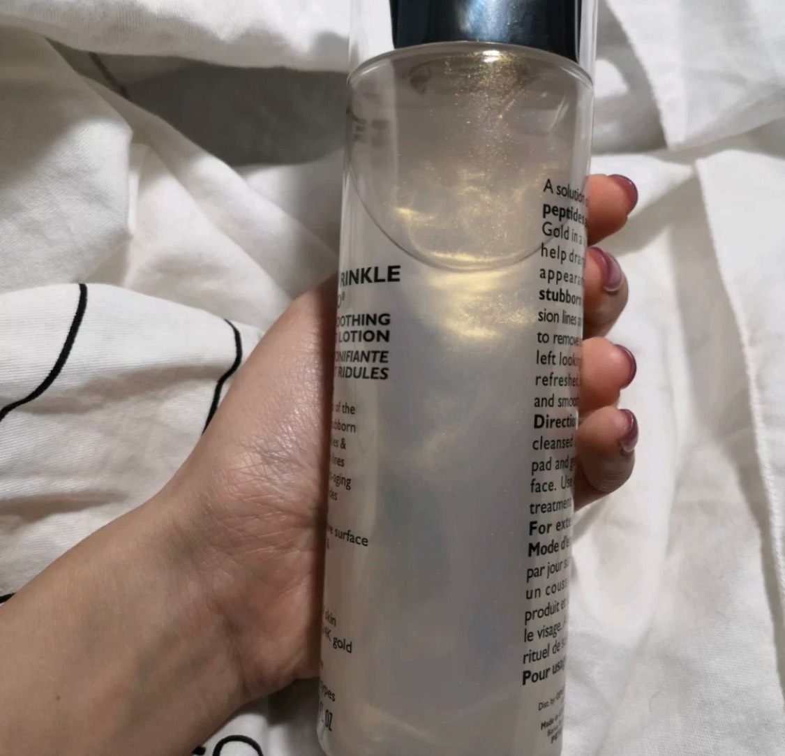 🌟彼得罗夫黄金胜肽精华水，如他名字，这是一款有着保湿功能，
