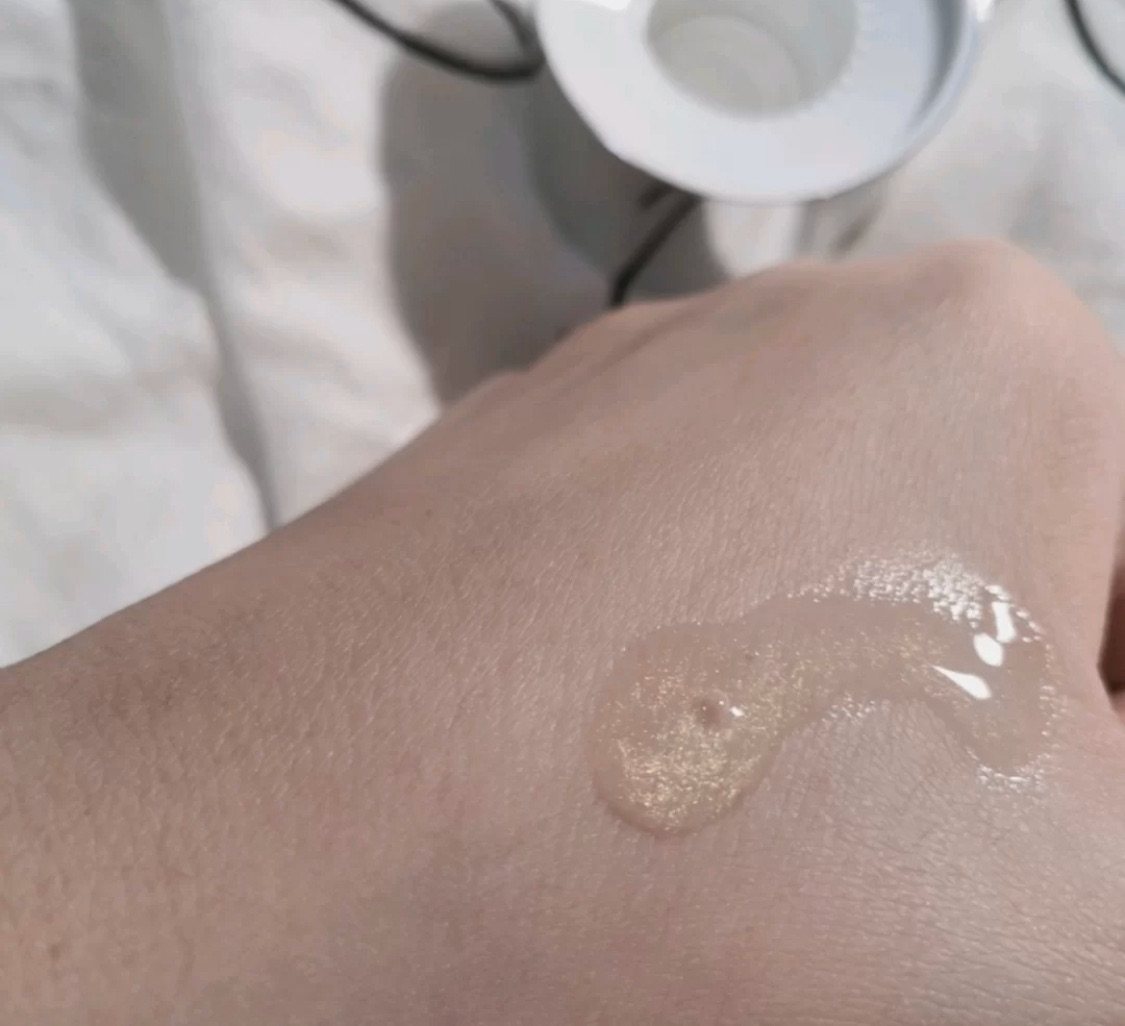 🌟彼得罗夫黄金胜肽精华水，如他名字，这是一款有着保湿功能，