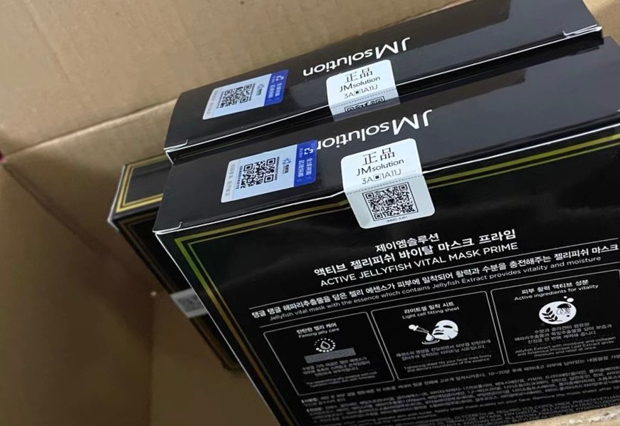 这款打开就有淡淡香味,面膜纸比蜂蜜的厚一丢丢,会有些清清凉凉