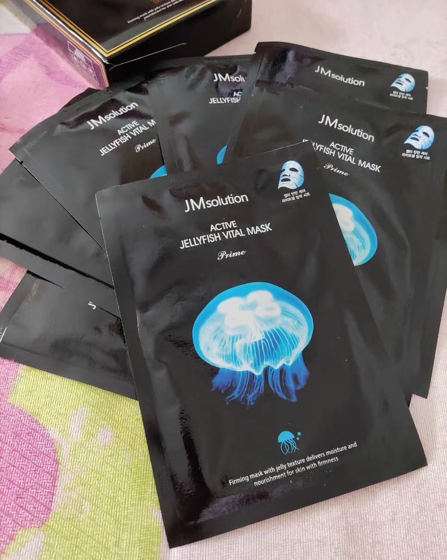 这款打开就有淡淡香味,面膜纸比蜂蜜的厚一丢丢,会有些清清凉凉