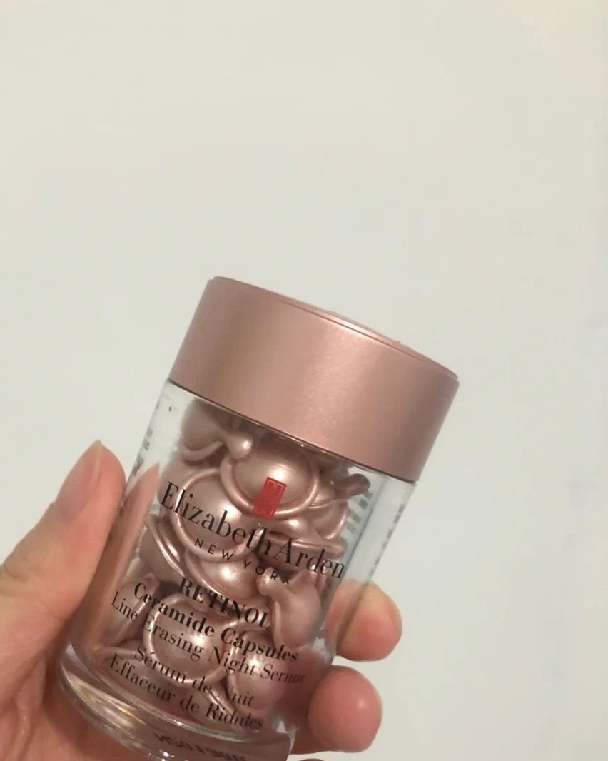 雅顿粉胶适合比较年轻的肌肤，因为雅顿粉胶的抗衰老作用只适合初