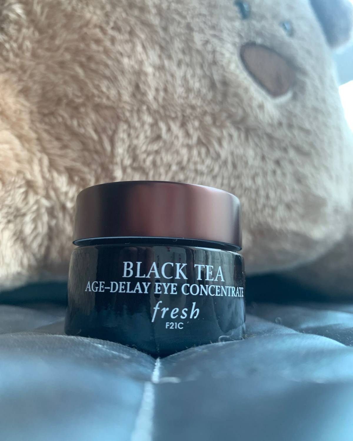 眼霜全名是BlackTea红茶抗皱紧致浓缩眼部精华霜 一般呢