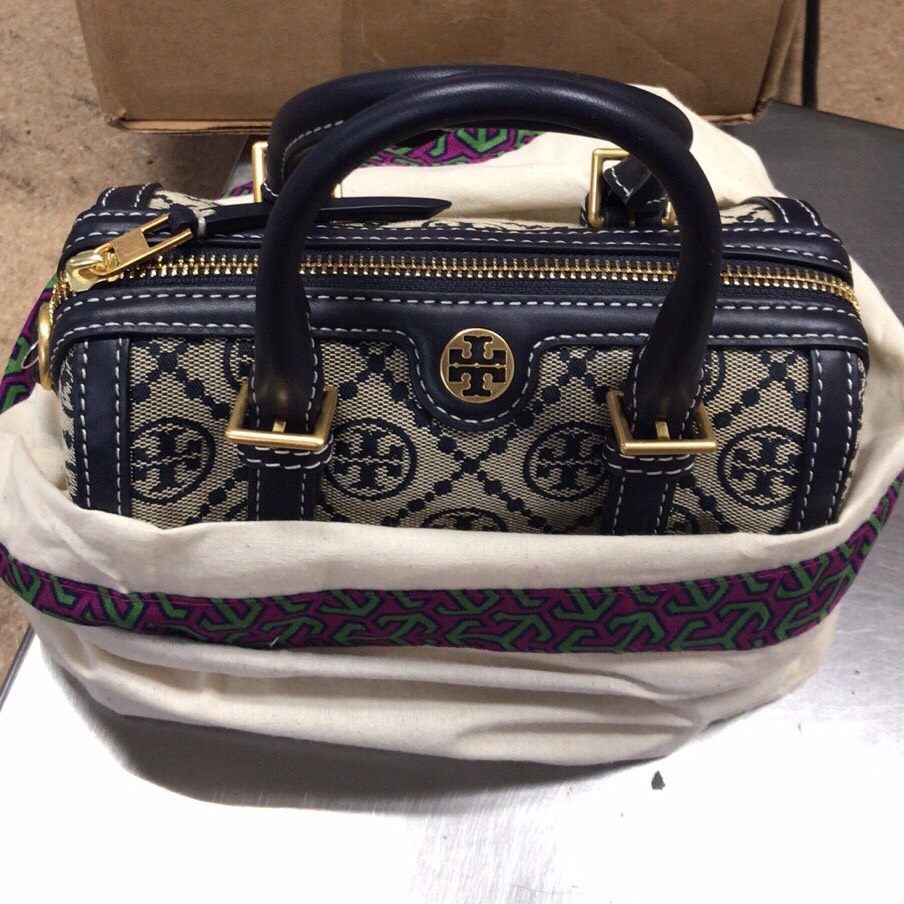 汤丽柏琦 Tory Burch 官方叫酒桶包，我觉得它更像枕