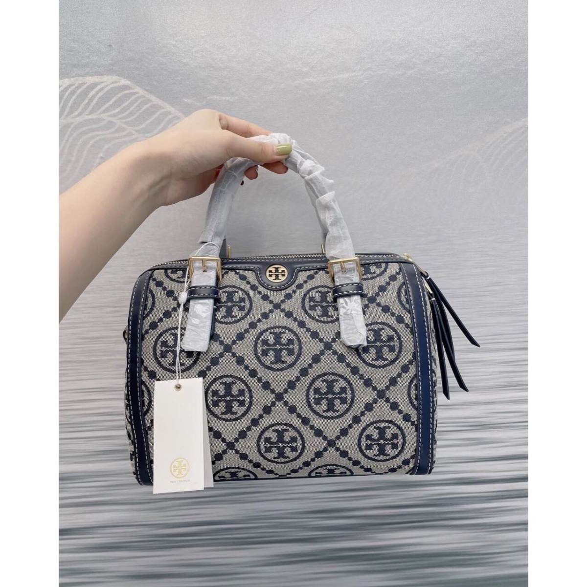 汤丽柏琦 Tory Burch 官方叫酒桶包，我觉得它更像枕