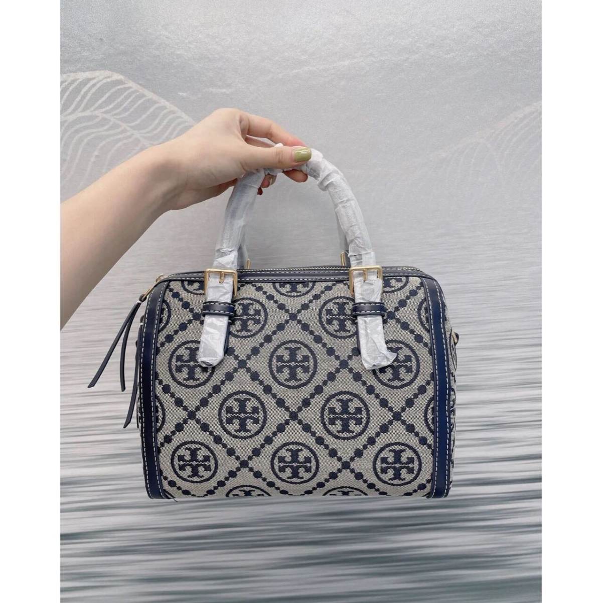 汤丽柏琦 Tory Burch 官方叫酒桶包，我觉得它更像枕