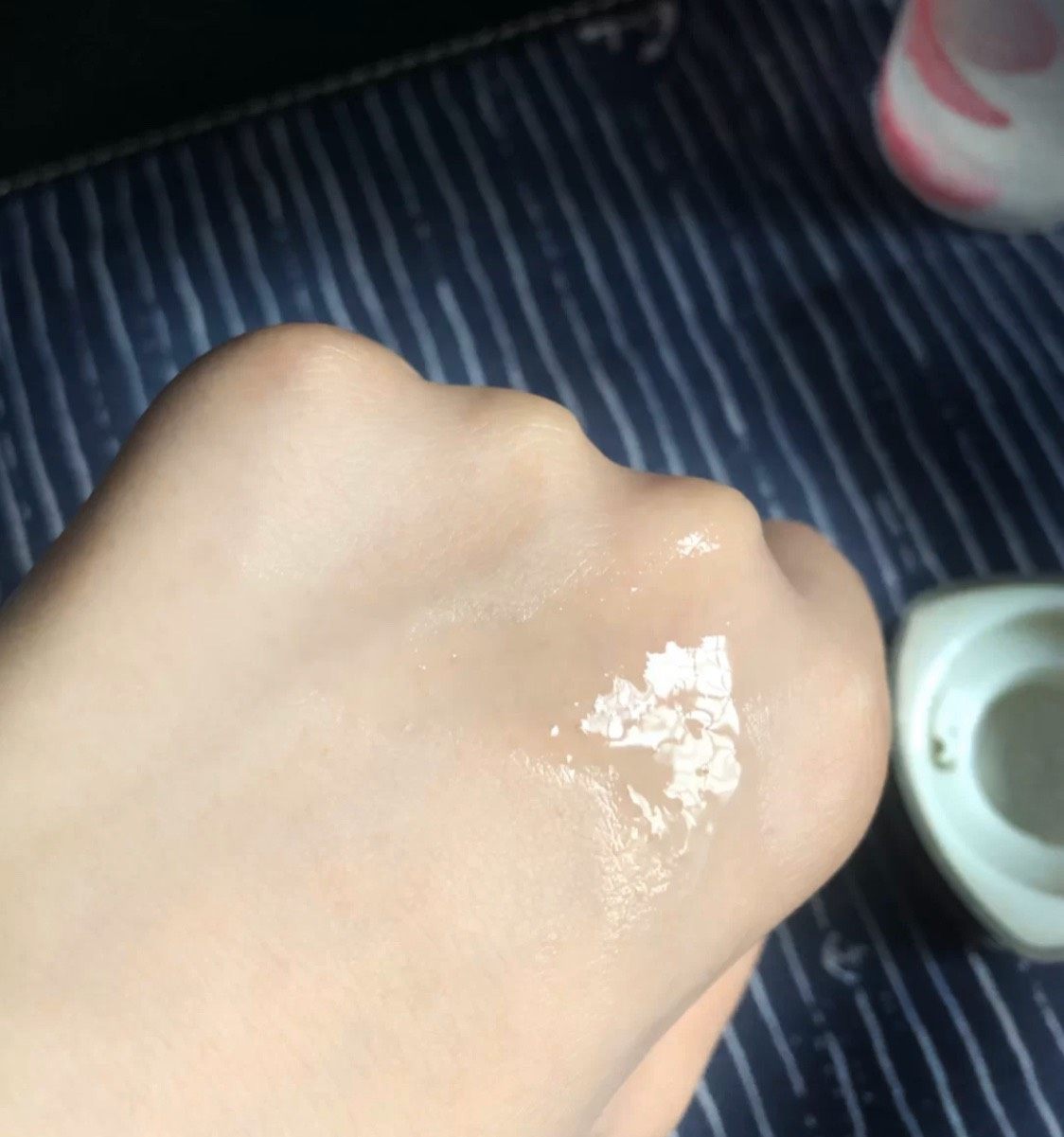 🌸雅诗兰黛樱花微精华是一款水质精华，主打的功效就是收缩毛孔