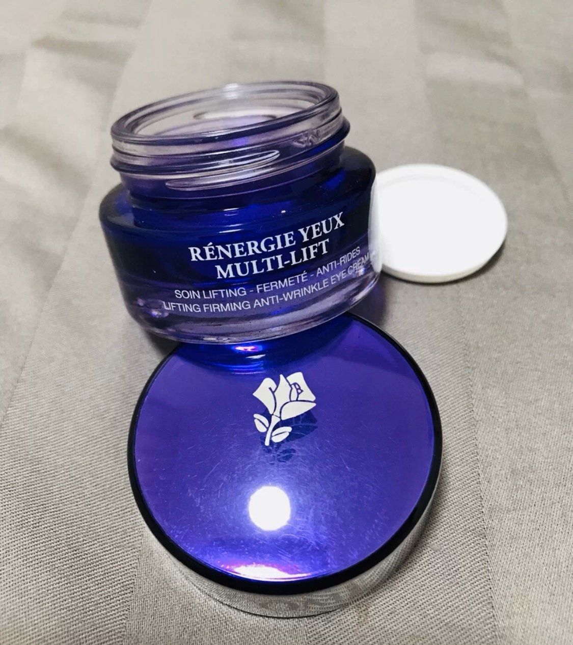 很多女生觉得用眼霜麻烦或者觉得没必要，其实最容易看出年龄的地