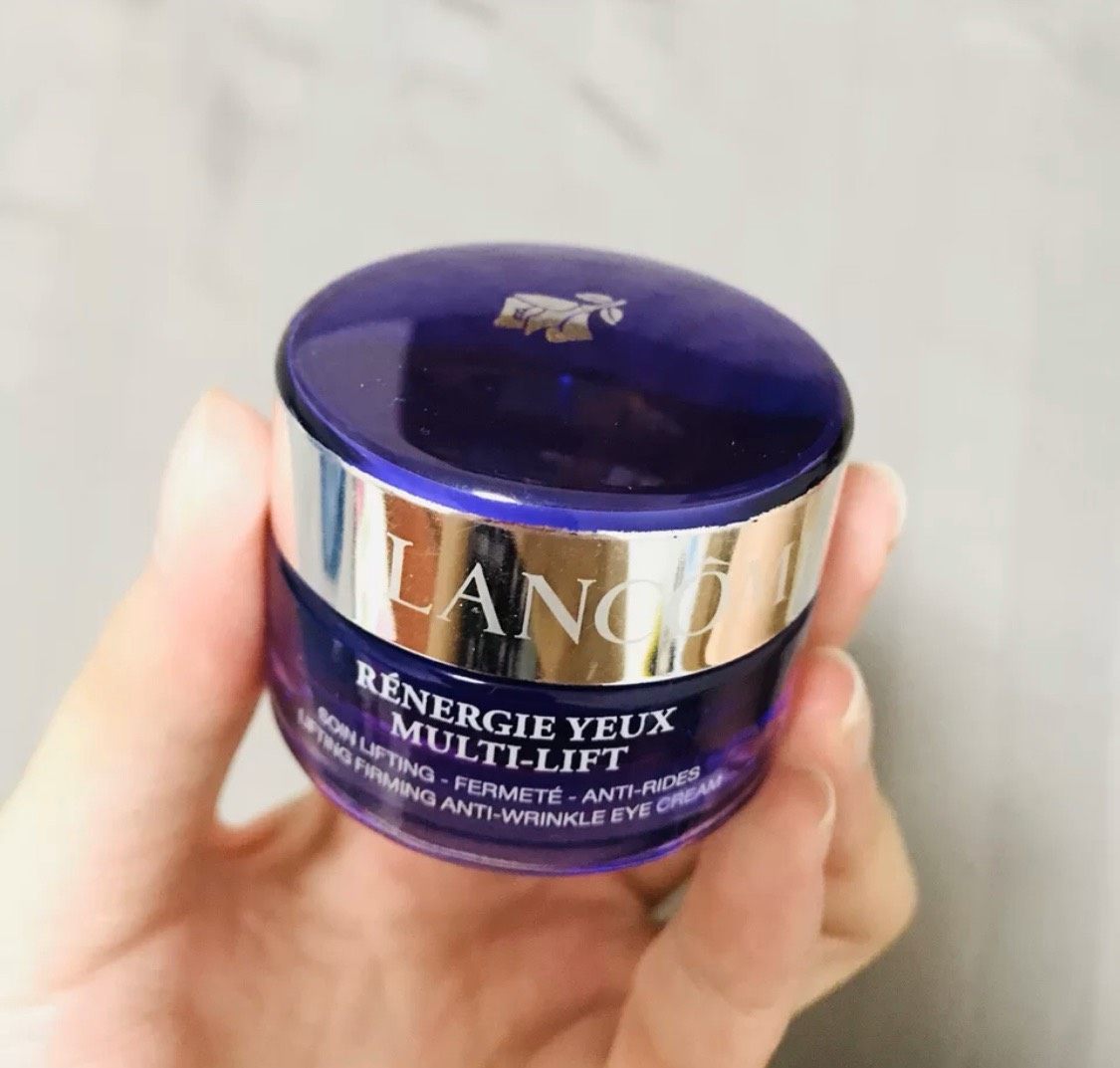 很多女生觉得用眼霜麻烦或者觉得没必要，其实最容易看出年龄的地