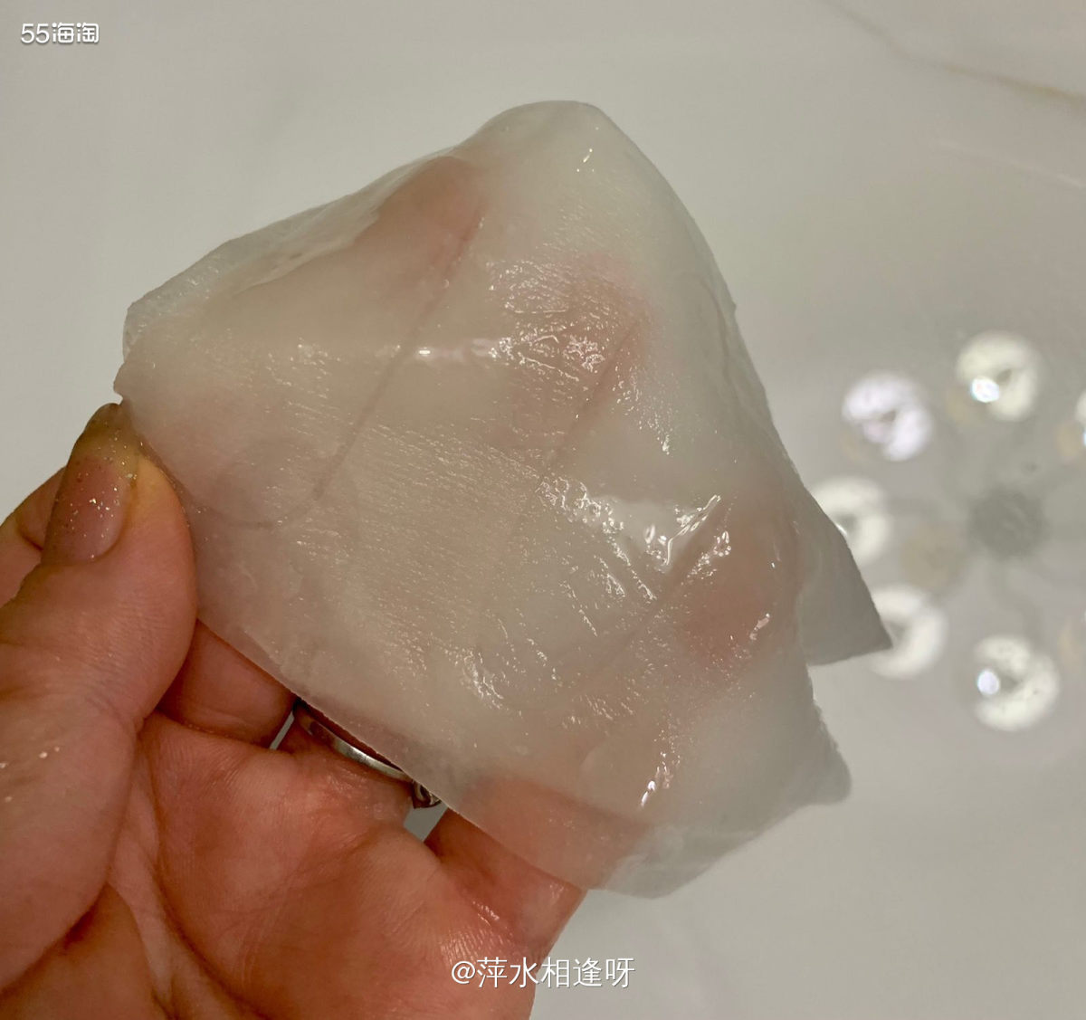 💙这款面膜也算老网红了，补水效果很不错，性价比高，所以回购