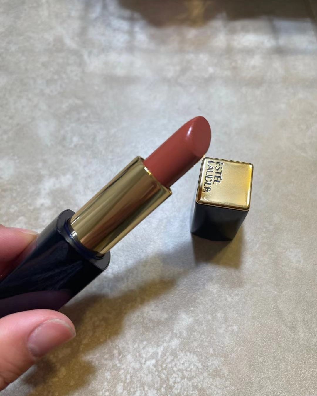 我想每个女孩都应该拥有几只不一样色号的口红💄对吧😄  家