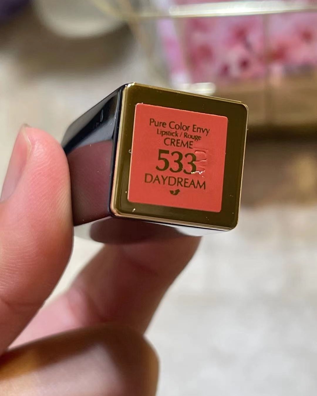 我想每个女孩都应该拥有几只不一样色号的口红💄对吧😄  家