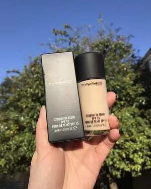 MAC 这款粉底液算得上是我人生中的第一支粉底液，那时候在上