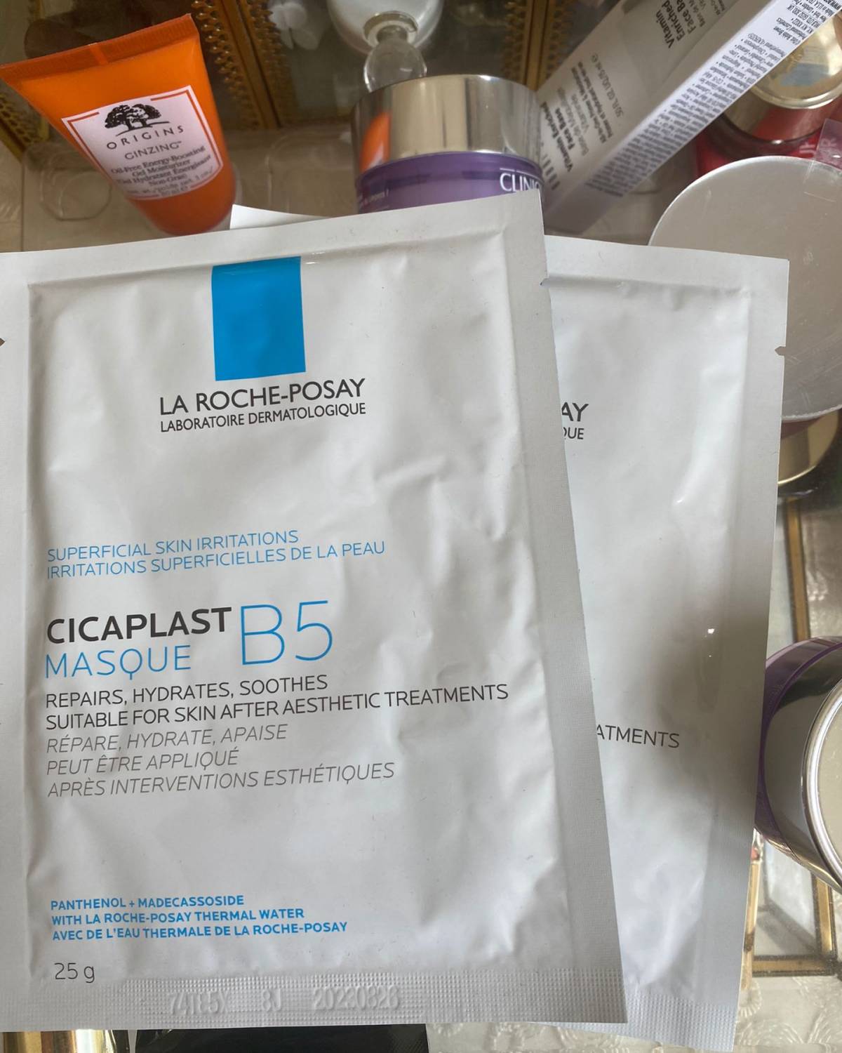 最近刷酸，用的面膜开始趋向于镇静修复类的了。这次选的是理肤泉